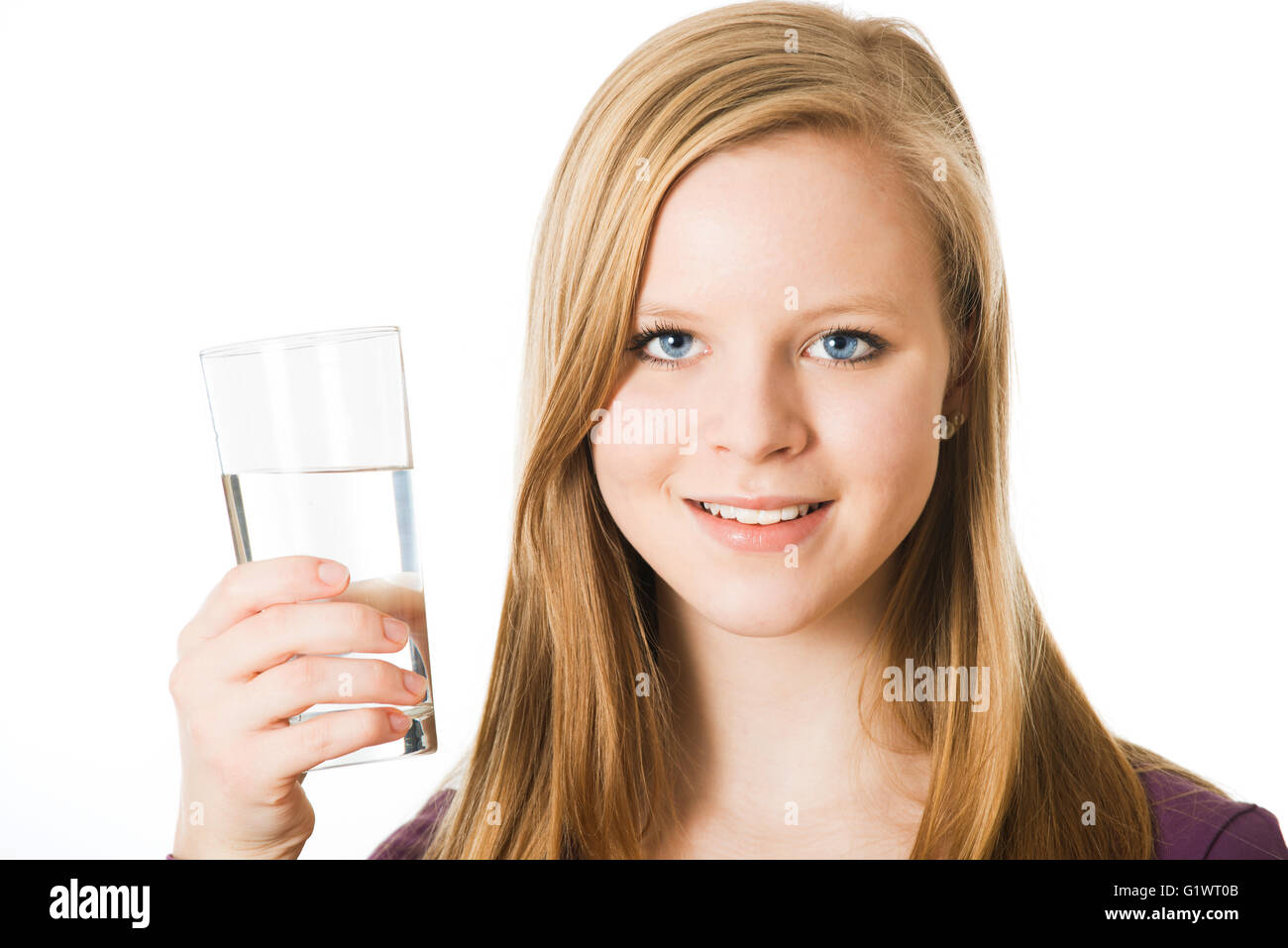 Chica con un vidrio de agua aislado en blanco Foto de stock
