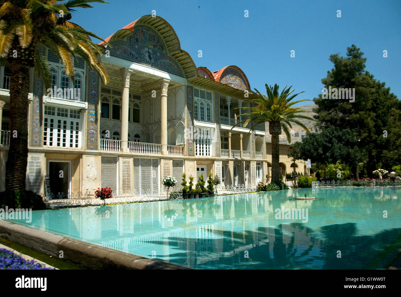 En Shiraz, Irán, el Eram jardines botánicos son adornados por una buena casa y piscina originalmente construida alrededor de 1823. Foto de stock