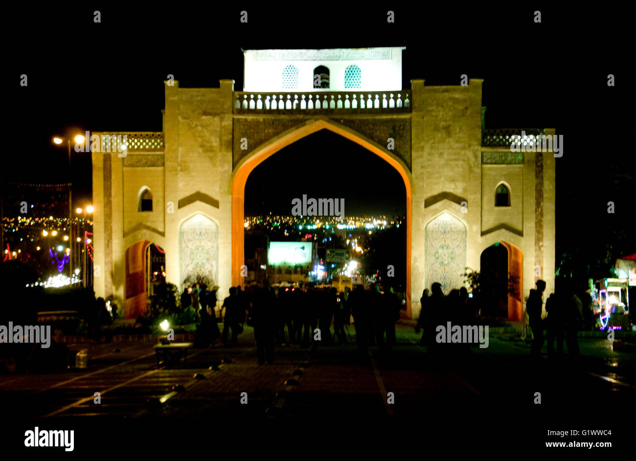 El Corán (o el Corán), Puerta de entrada norte de Shiraz y, al anochecer, un picnic familiar popuilar site Foto de stock