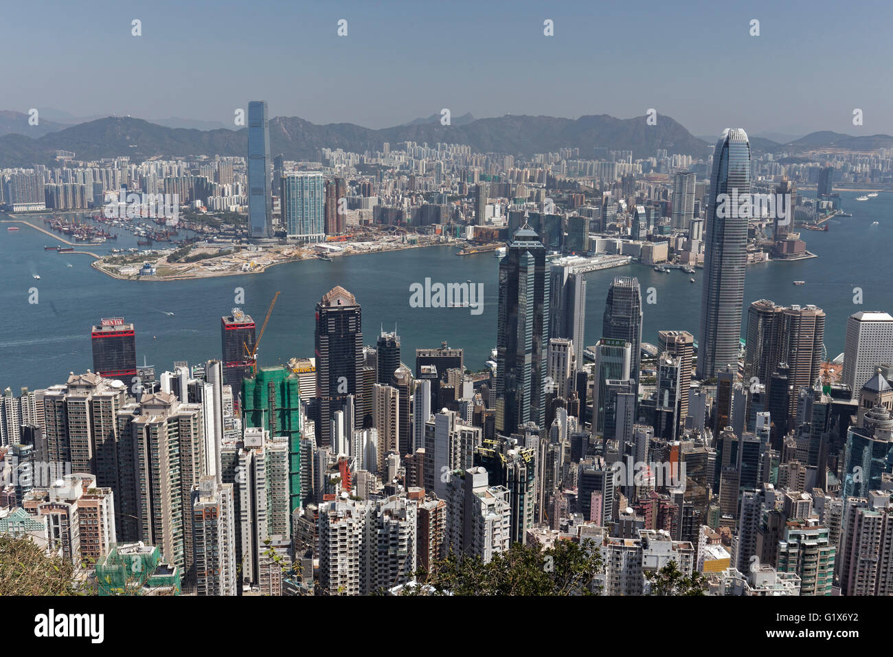 Rascacielos, rascacielos en el distrito Central, el puerto Victoria y Kowloon oeste, vista desde el pico, pico Victoria Foto de stock