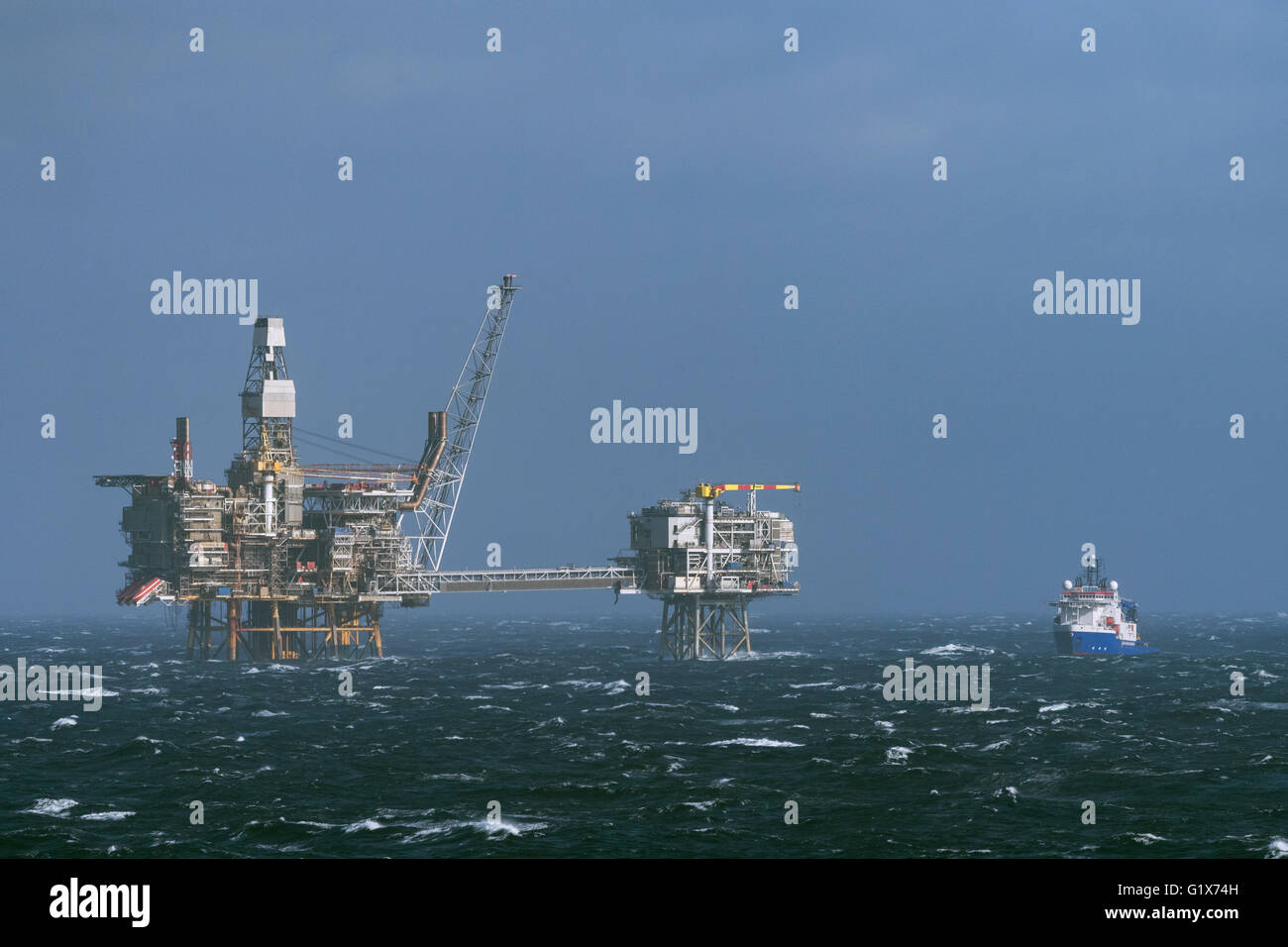 Buque de suministro a la plataforma Britannia, exploración petrolera, Yacimientos Petrolíferos Britiannia, Mar del Norte Foto de stock