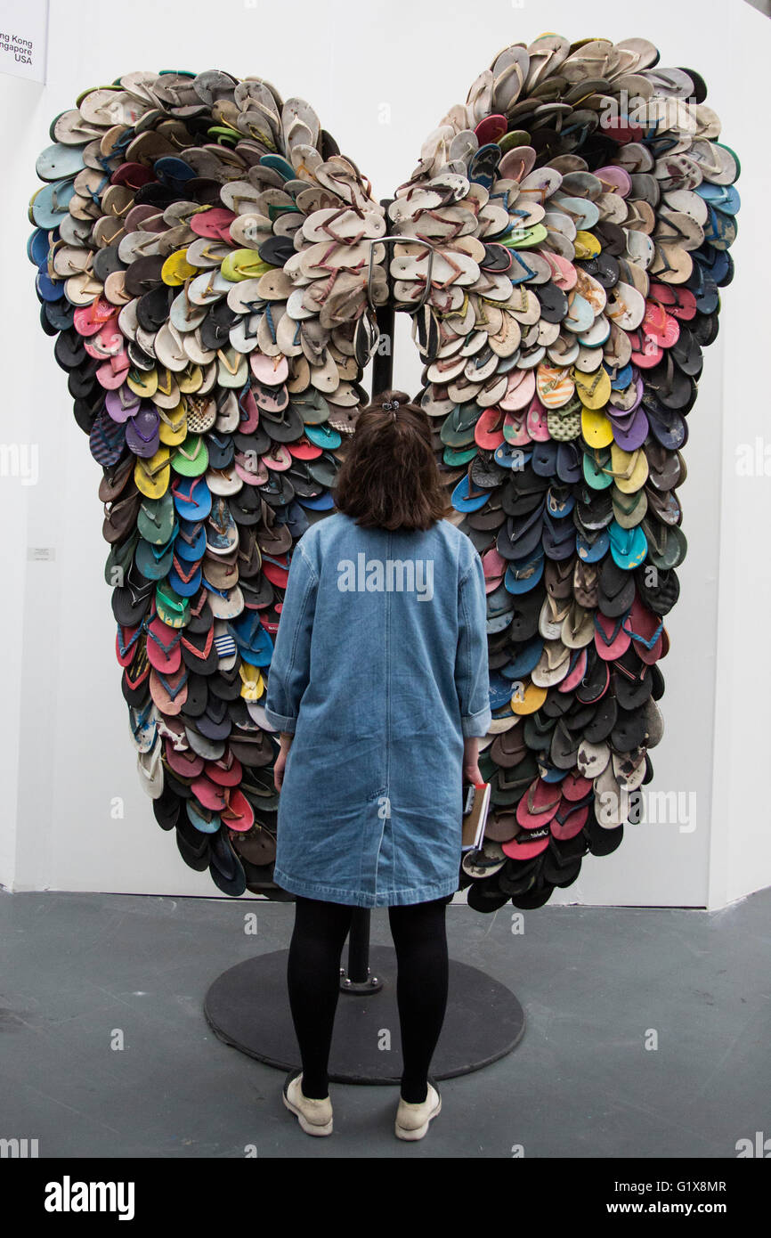 Londres, Reino Unido. 19 de mayo de 2016. Obras de arte hechas de zapatillas.  ultimo vuelo 2009, por Alfredo e Isabel Aquilizan. El arte16 Art Fair abre  en Olympia, Londres y está