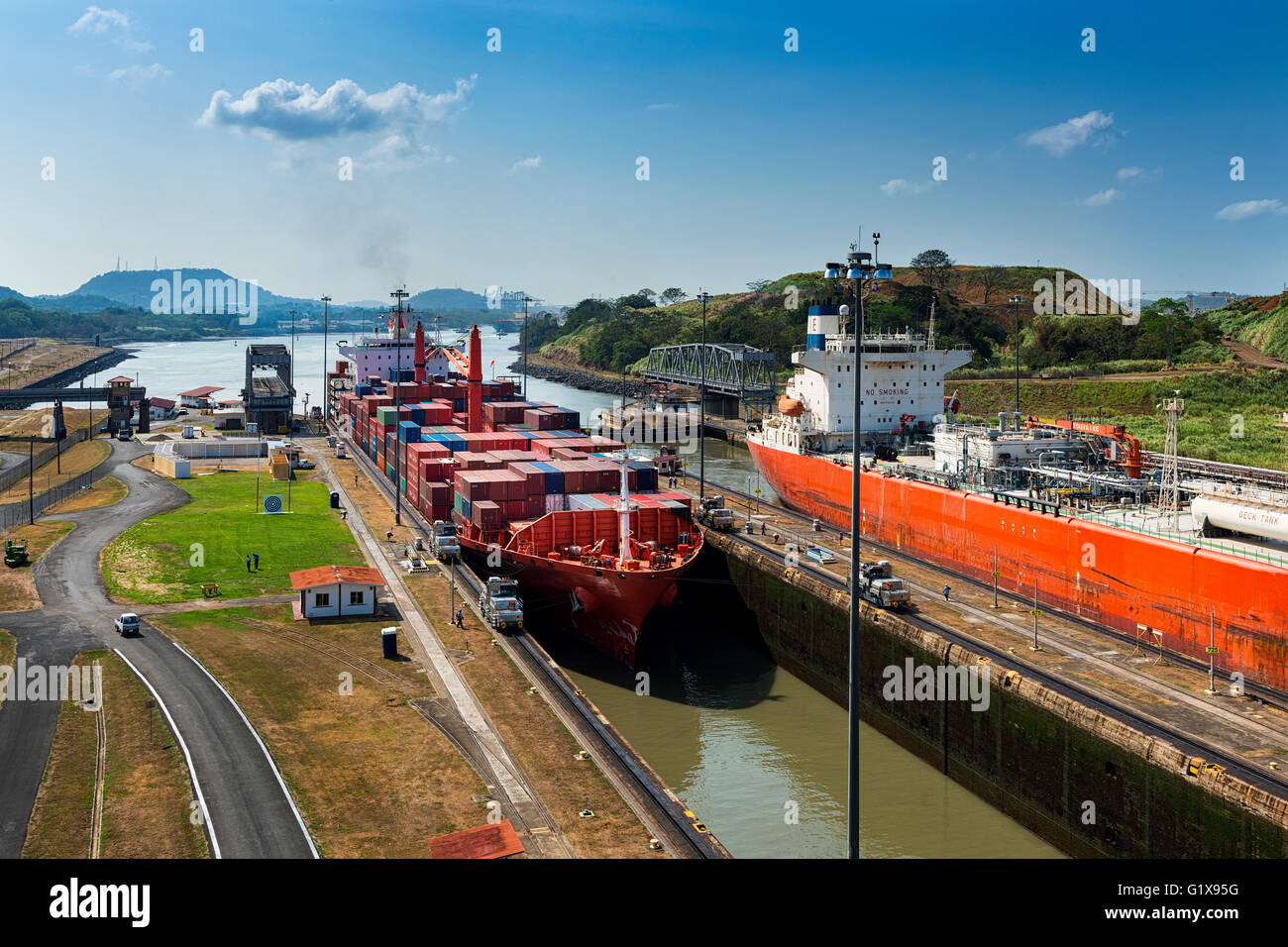 Puertas de Miraflores, Panamá - Marzo 17, 2014: un barco de carga entrando en las puertas de Miraflores en el Canal de Panamá, en Panamá. Foto de stock