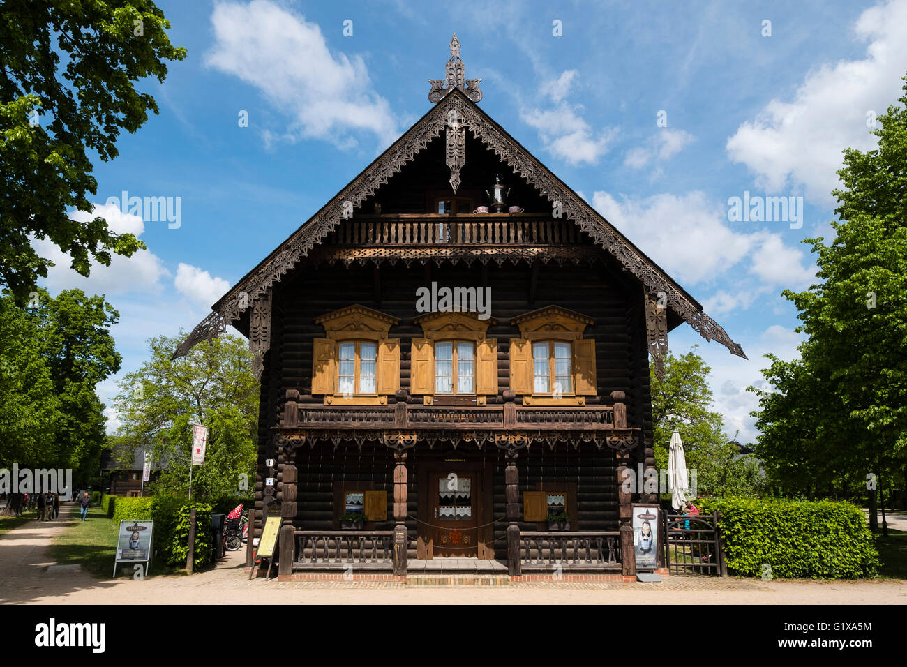 Casa de madera en la exhibición en Russischen Kolonie () colonia rusa Alexandrowka, Potsdam, Brandenburgo, Alemania Foto de stock