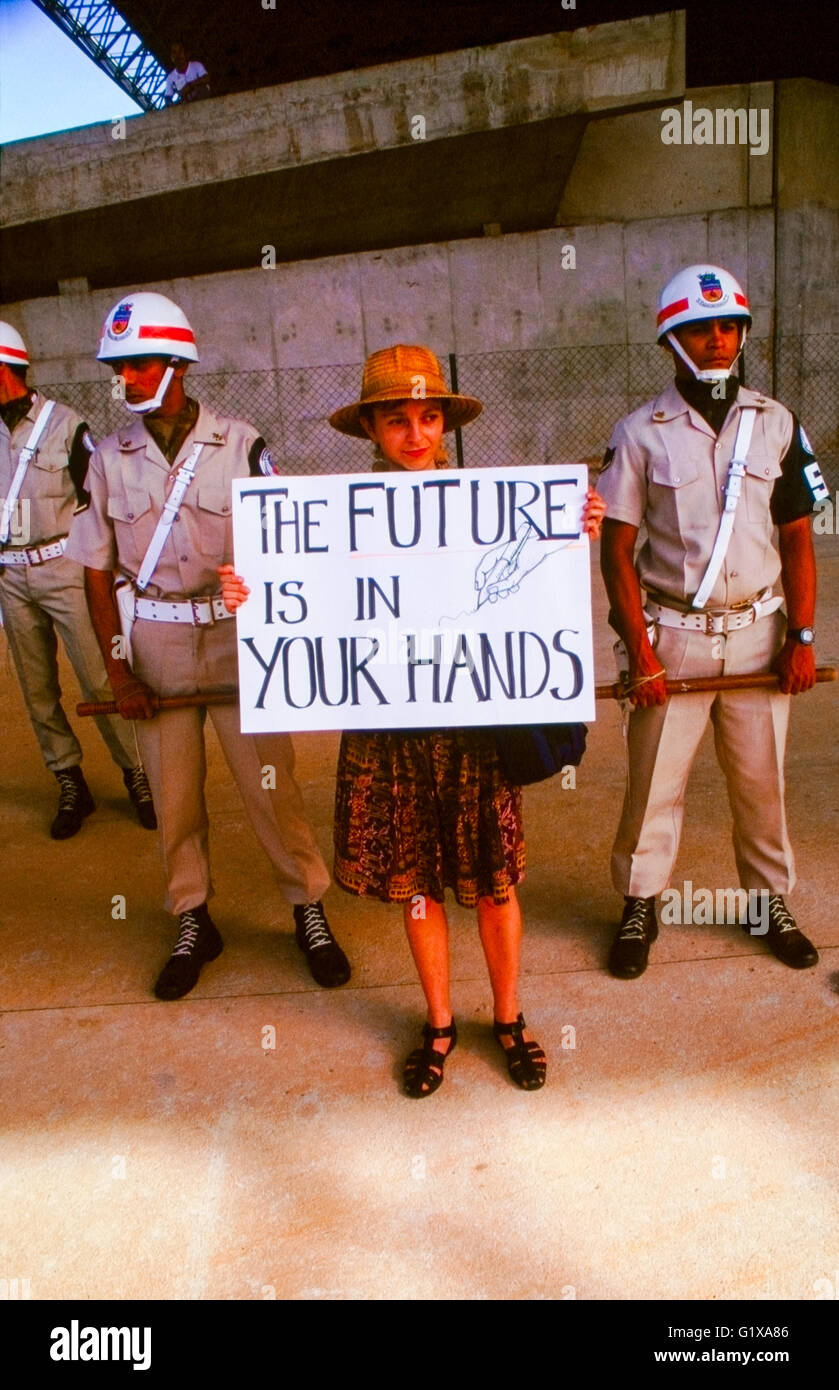 Protestador con signo ( El futuro está en tus manos ) en la Cumbre de la Tierra, Río, Brasil. Foto de stock
