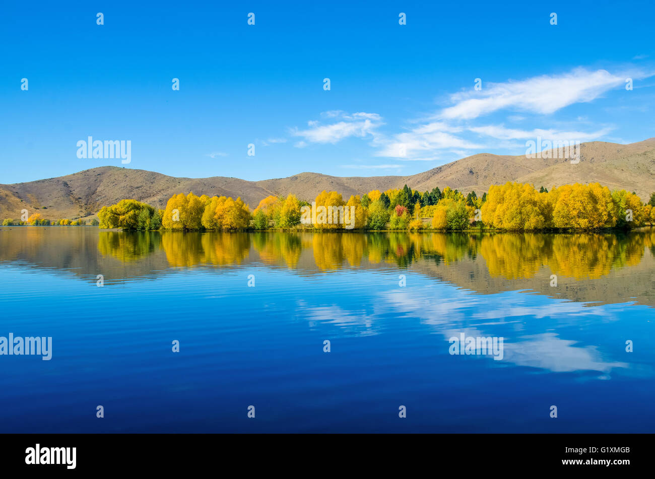 Reflexiones en otoño, el lago Ruataniwha Wairepo Brazo en Nueva Zelandia. Foto de stock