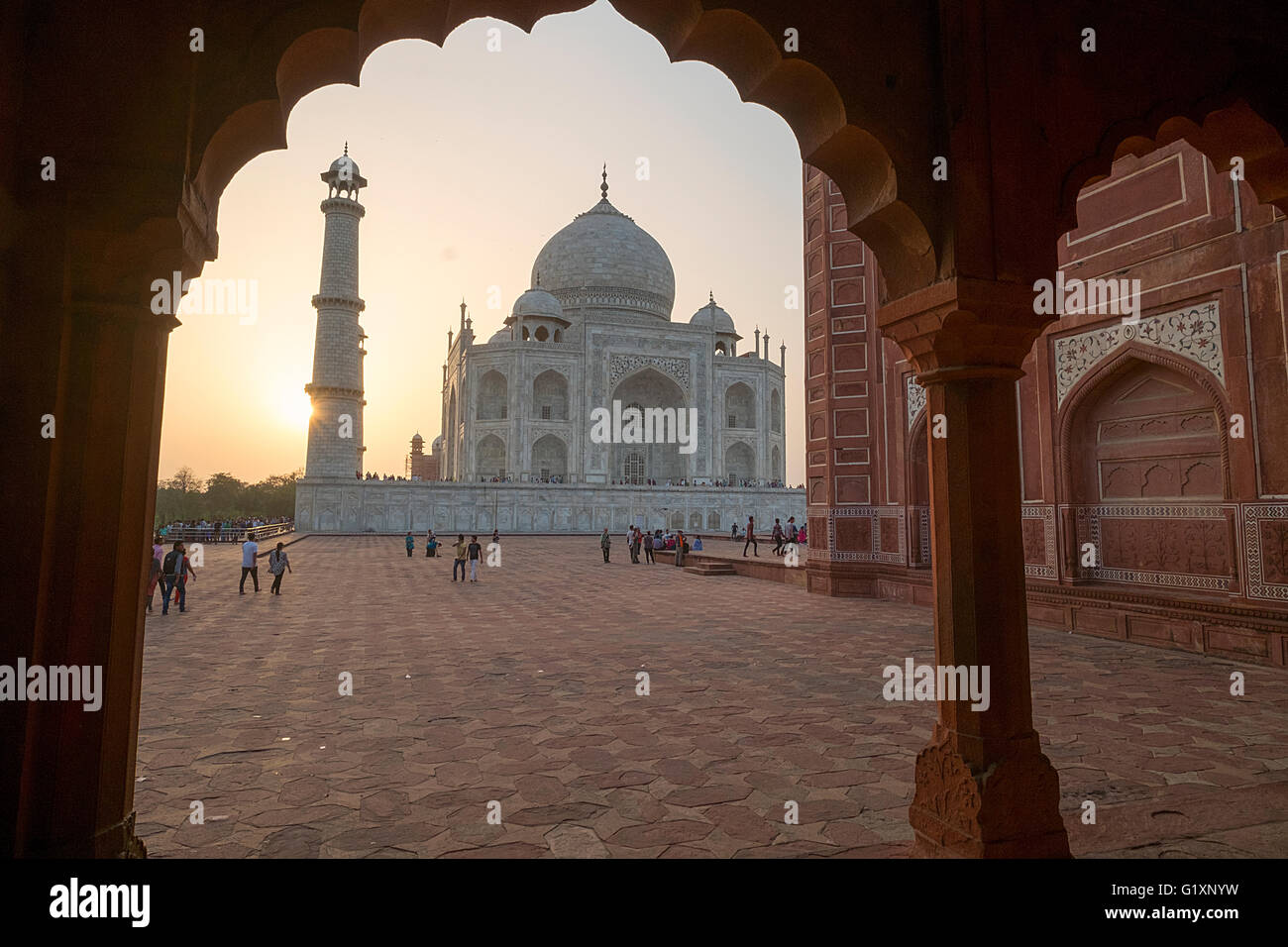 Taj Mahal, el famoso sitio de la UNESCO dentro del encuadre con con la gente local y turistas. Foto de stock