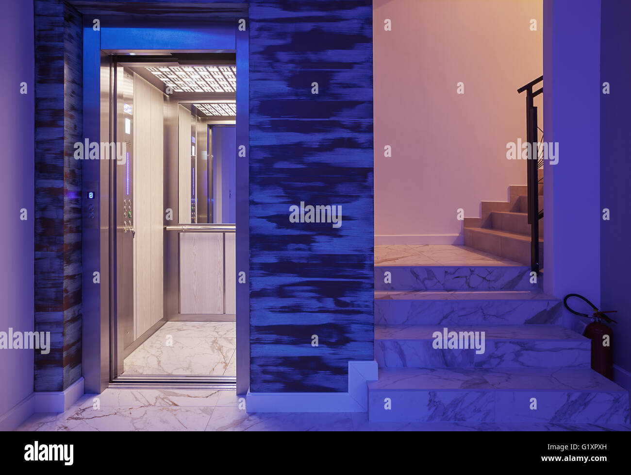 Detalles del hotel, ascensor y escaleras, iluminación azul, el diseño de interiores. Foto de stock
