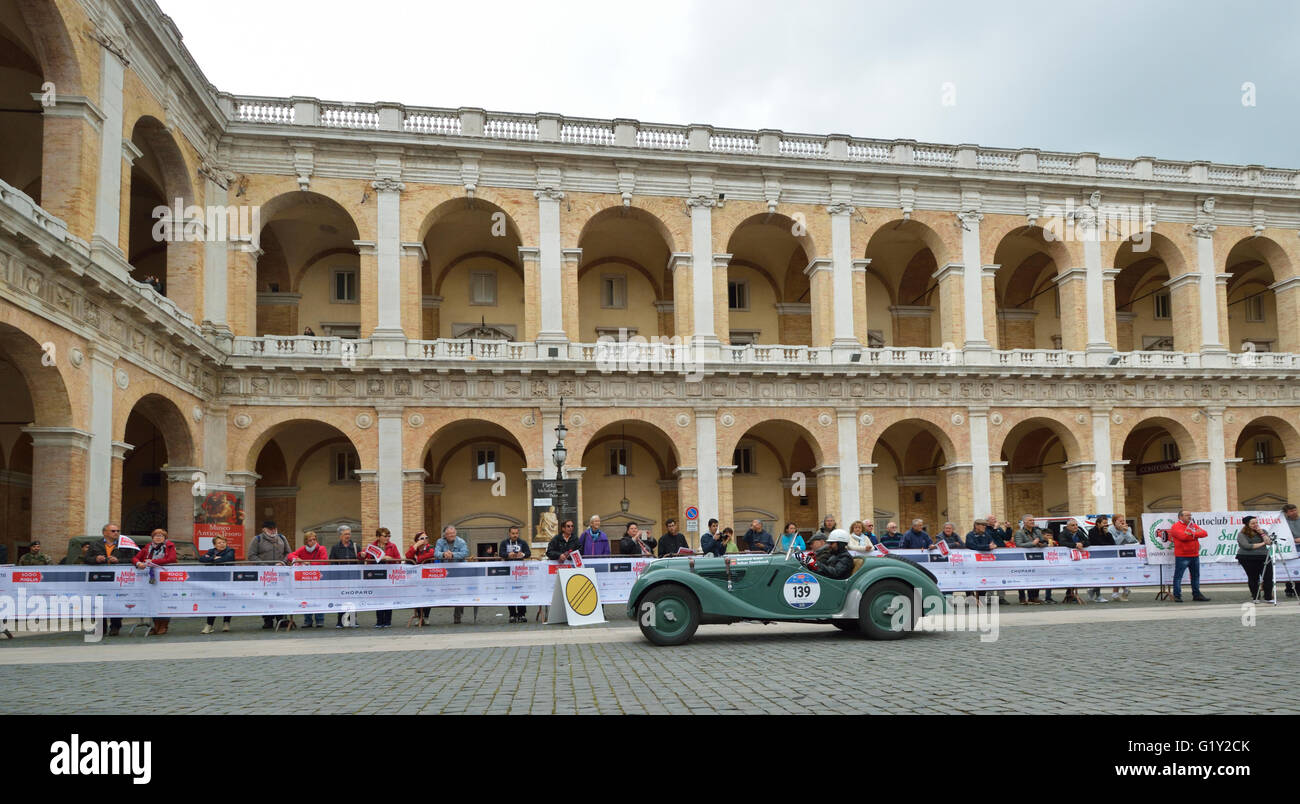 Loreto, Italia. 20 de mayo de 2016. Un verde BMW 328, construido en 1939, toma parte en la carrera de coches clásicos 1000 Miglia piazza della Madonna. Roberto cerruti/alamy live news Foto de stock