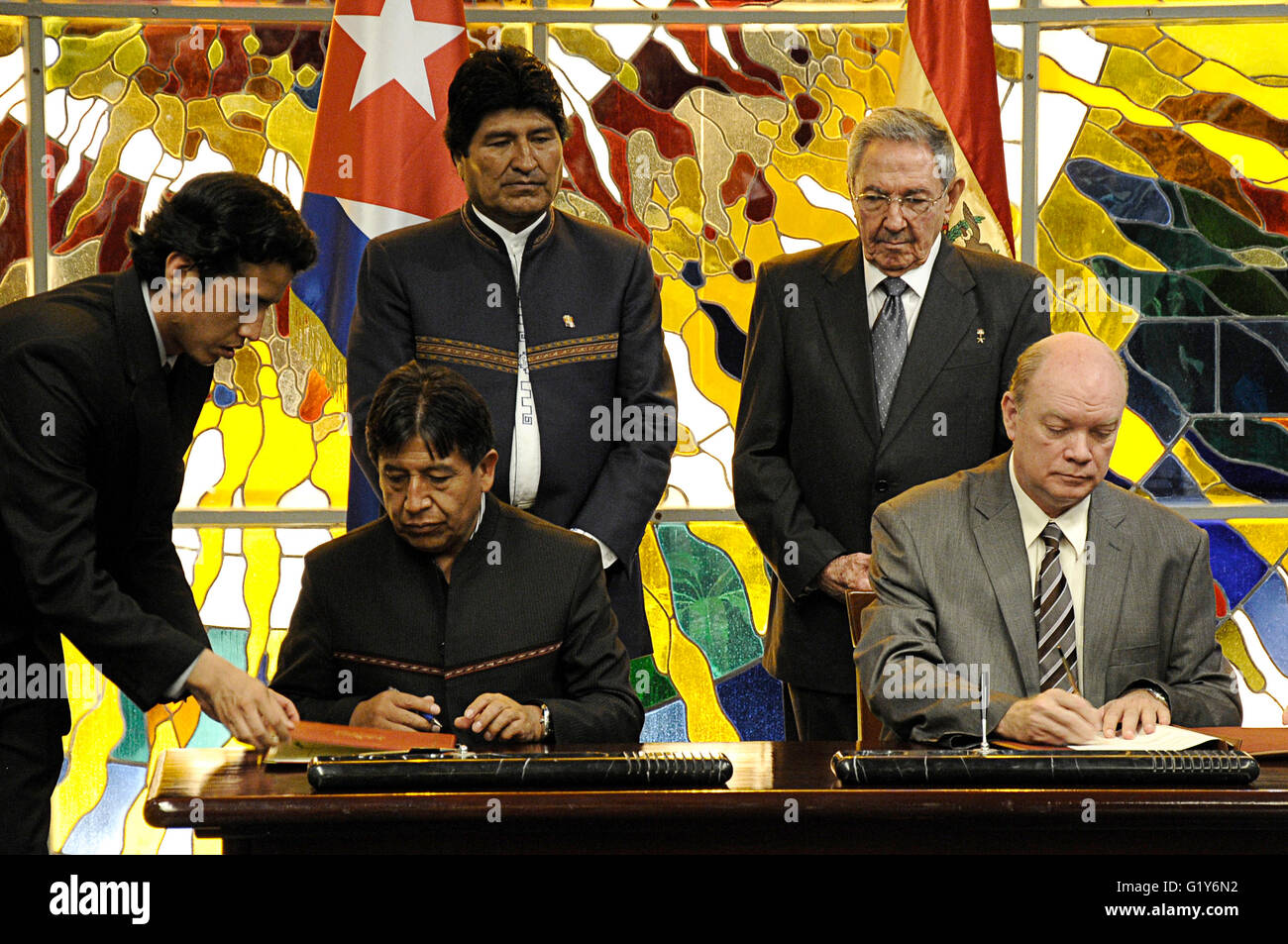(160521) -- La Habana, 21 de mayo de 2016 (Xinhua) -- el Presidente de Cuba, Raúl Castro (R) y el Presidente de Bolivia, Evo Morales (L, atrás) ver la firma de un acuerdo marco de cooperación bilateral por el Ministro de Comercio e Inversión Extranjera de Cuba, Rodrigo Malmierca (R), y el Canciller de Bolivia, David Choquehuanca (C, delantero) en el Palacio de la revolución en La Habana, Cuba, el 20 de mayo de 2016. Los gobiernos de Cuba y Bolivia firmaron el viernes en La Habana un acuerdo marco de cooperación, como parte de la visita oficial del presidente boliviano Evo Morales. Este acuerdo promueve y crear Foto de stock
