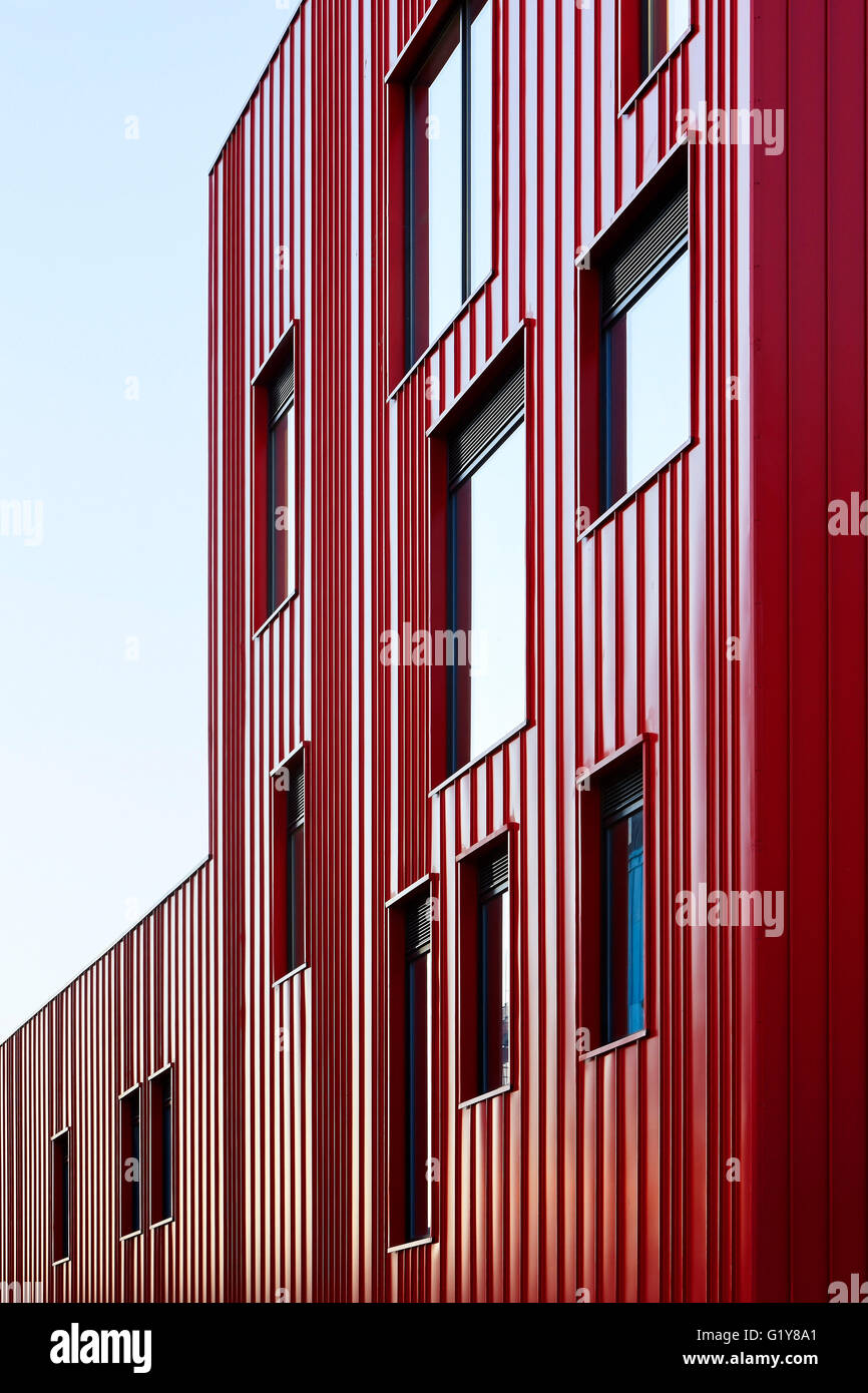 Perspectiva de la fachada. Escuela de Arte Creativo de Plymouth, Plymouth, Reino Unido. Arquitecto: Feilden Clegg Bradley Studios LLP, 2015. Foto de stock