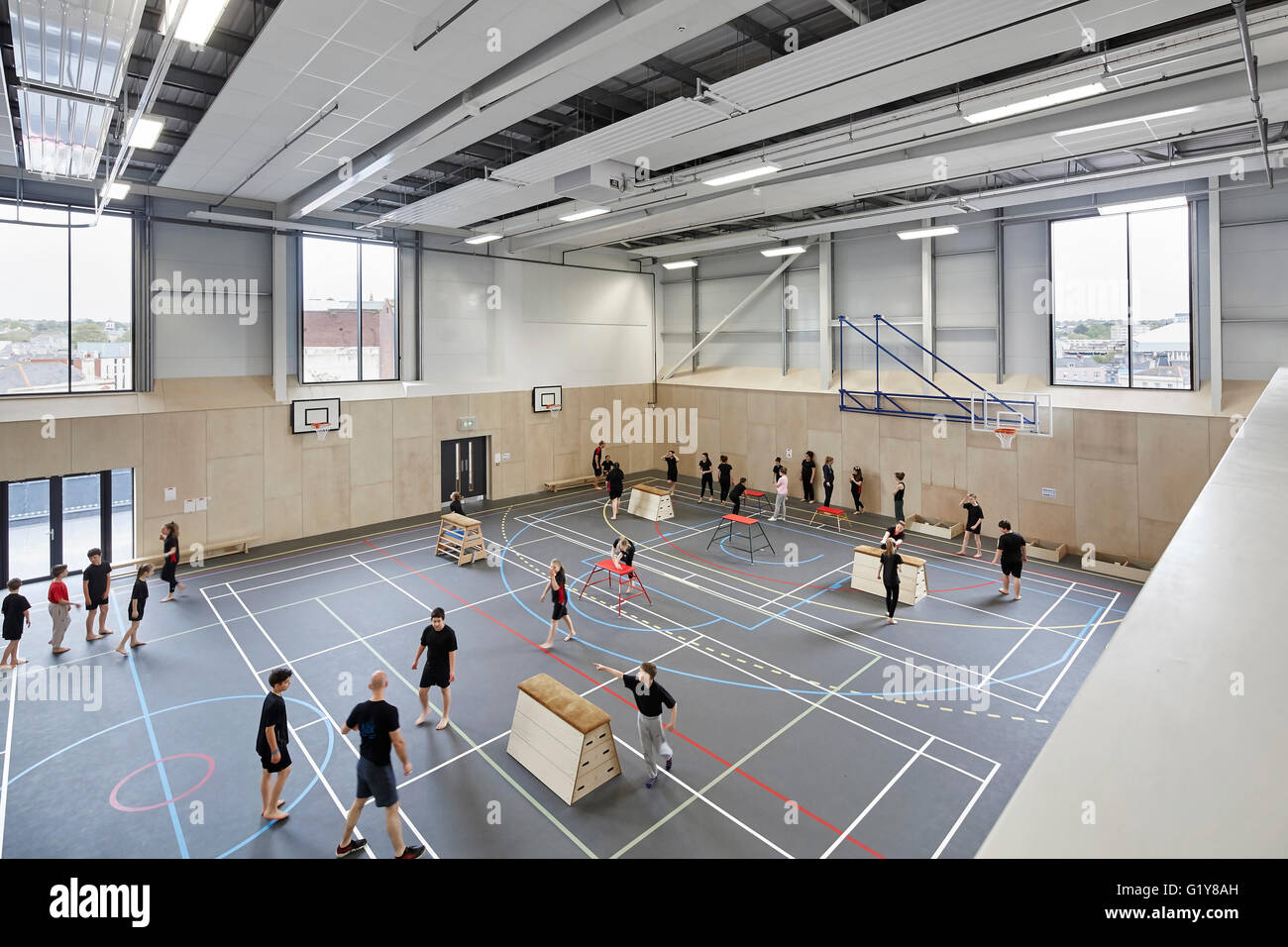 Gimnasio interior. Escuela de Arte Creativo de Plymouth, Plymouth, Reino Unido. Arquitecto: Feilden Clegg Bradley Studios LLP, 2015. Foto de stock