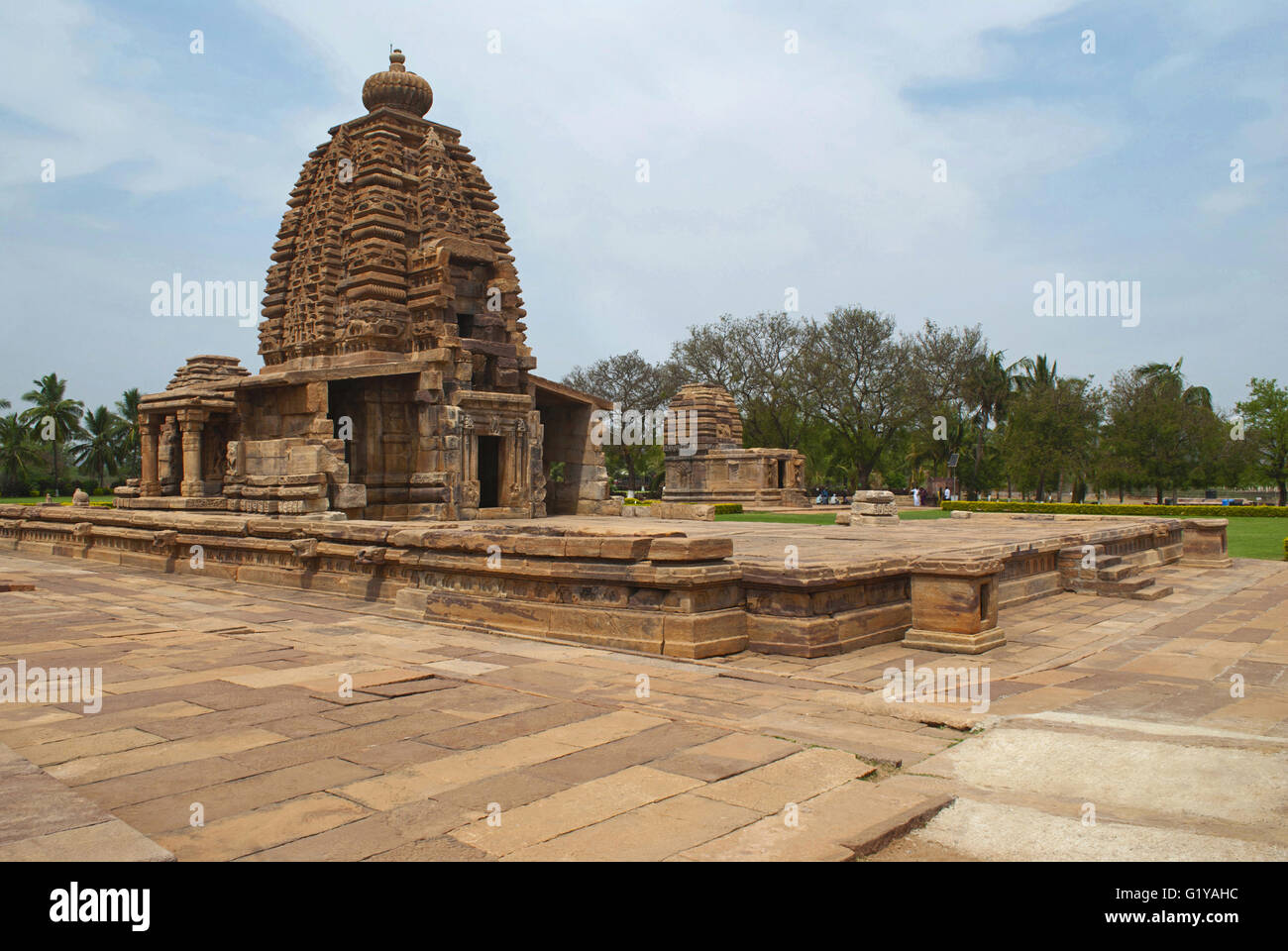 Vista completa del templo, Pattadakal Galaganatha templo complejo, Pattadakal, Karnataka, India. Kadasiddhesvara templo es visto en el fondo Foto de stock
