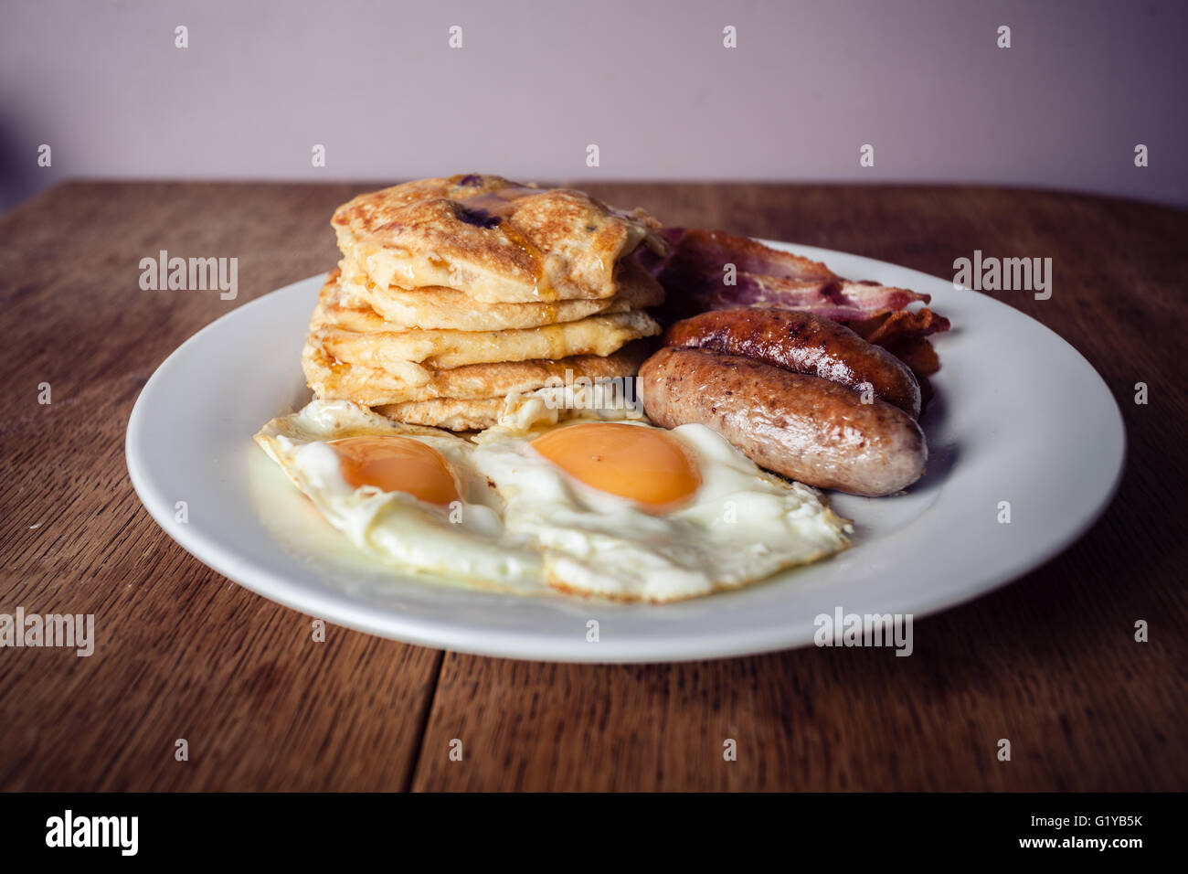 Un desayuno con poca pila de panqueques, tocino, huevos y salchichas  Fotografía de stock - Alamy