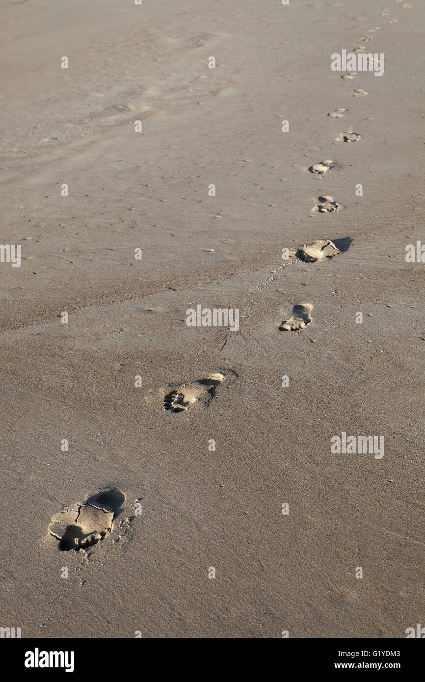 Huellas de pies descalzos en la playa en la arena, Caloundra, Queensland, Australia Foto de stock
