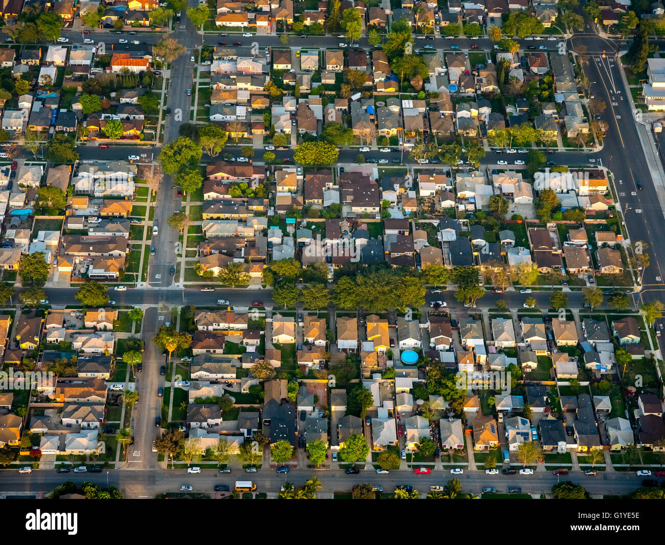Desarrollo de Vivienda americana con viviendas unifamiliares, el comercio, el condado de Los Angeles, California, EE.UU. Foto de stock