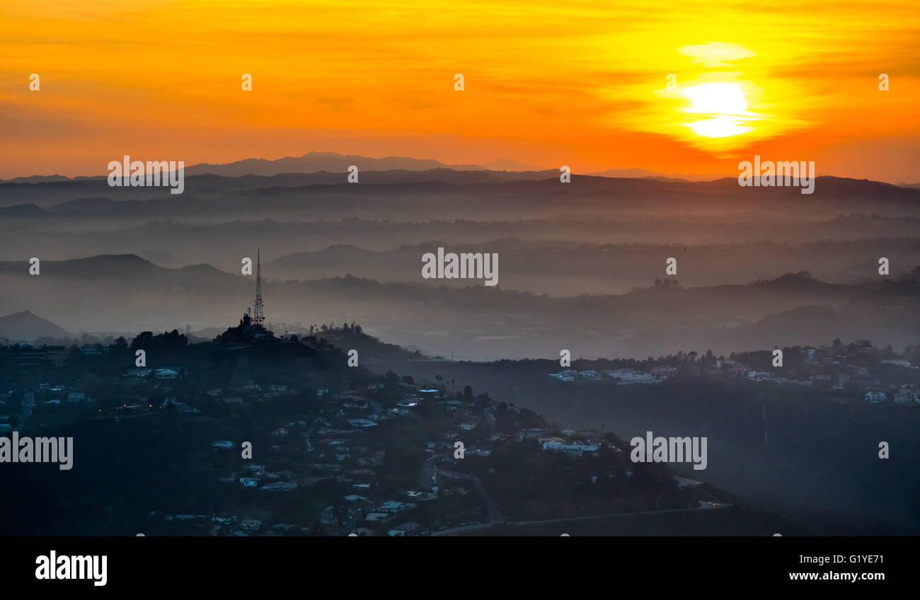 Puesta de sol sobre las colinas de Hollywood, Los Angeles, el condado de Los Angeles, California, EE.UU. Foto de stock