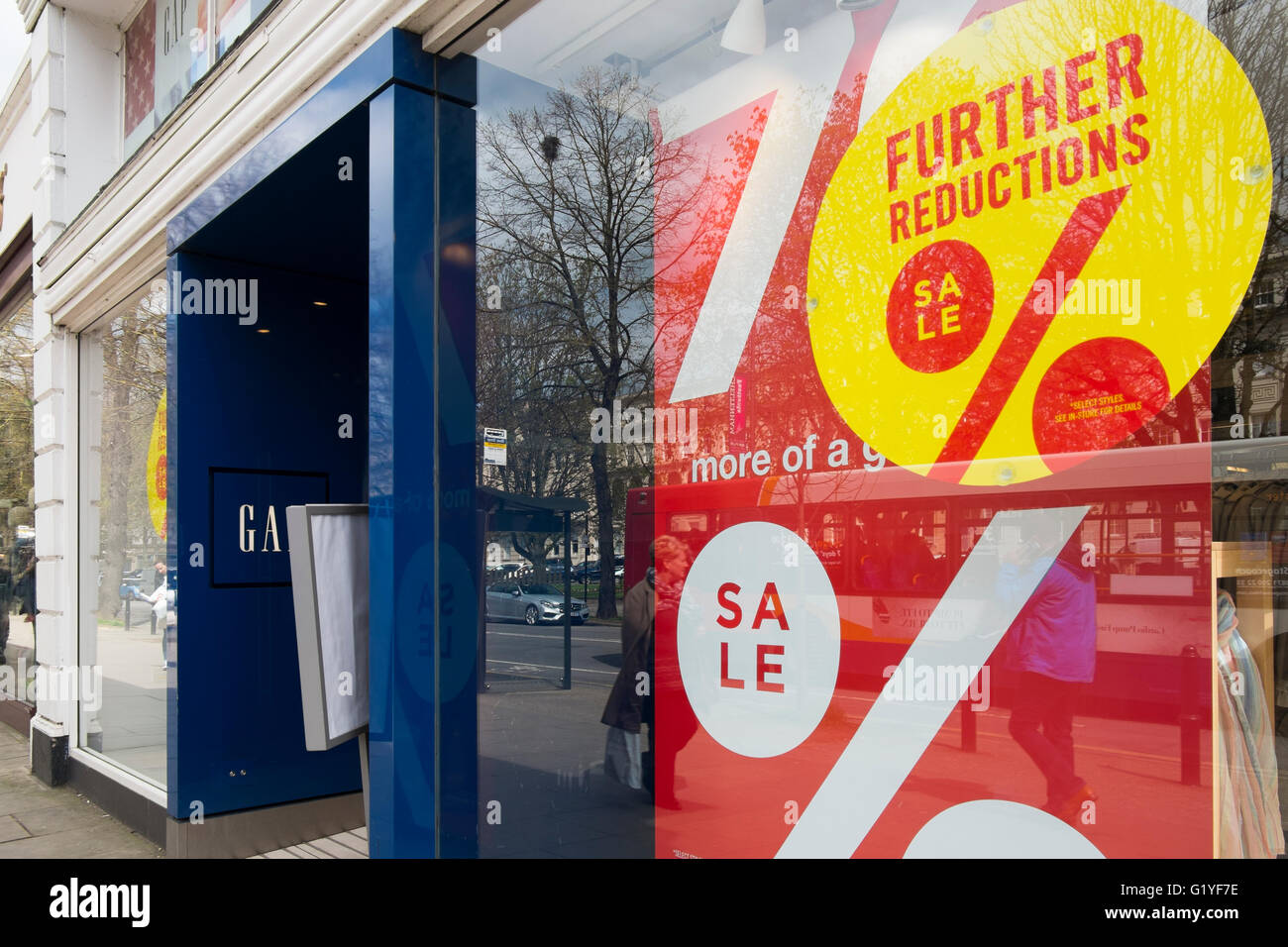 La tienda de ropa Gap en el Promenade en Cheltenham, Gloucestershire, Reino  Unido Fotografía de stock - Alamy