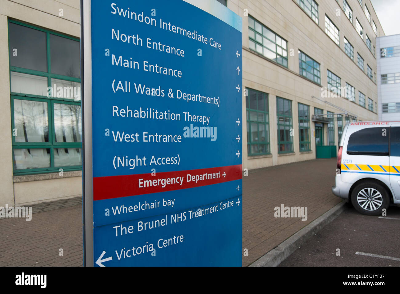 La ambulancia estacionada en el Great Western Hospital en Swindon, Wiltshire, UK Foto de stock