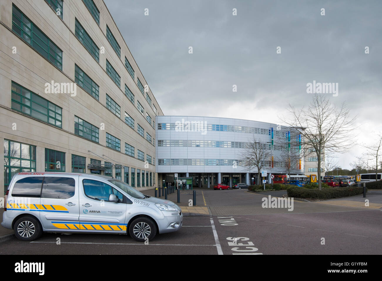 La ambulancia estacionada en el Great Western Hospital en Swindon, Wiltshire, UK Foto de stock