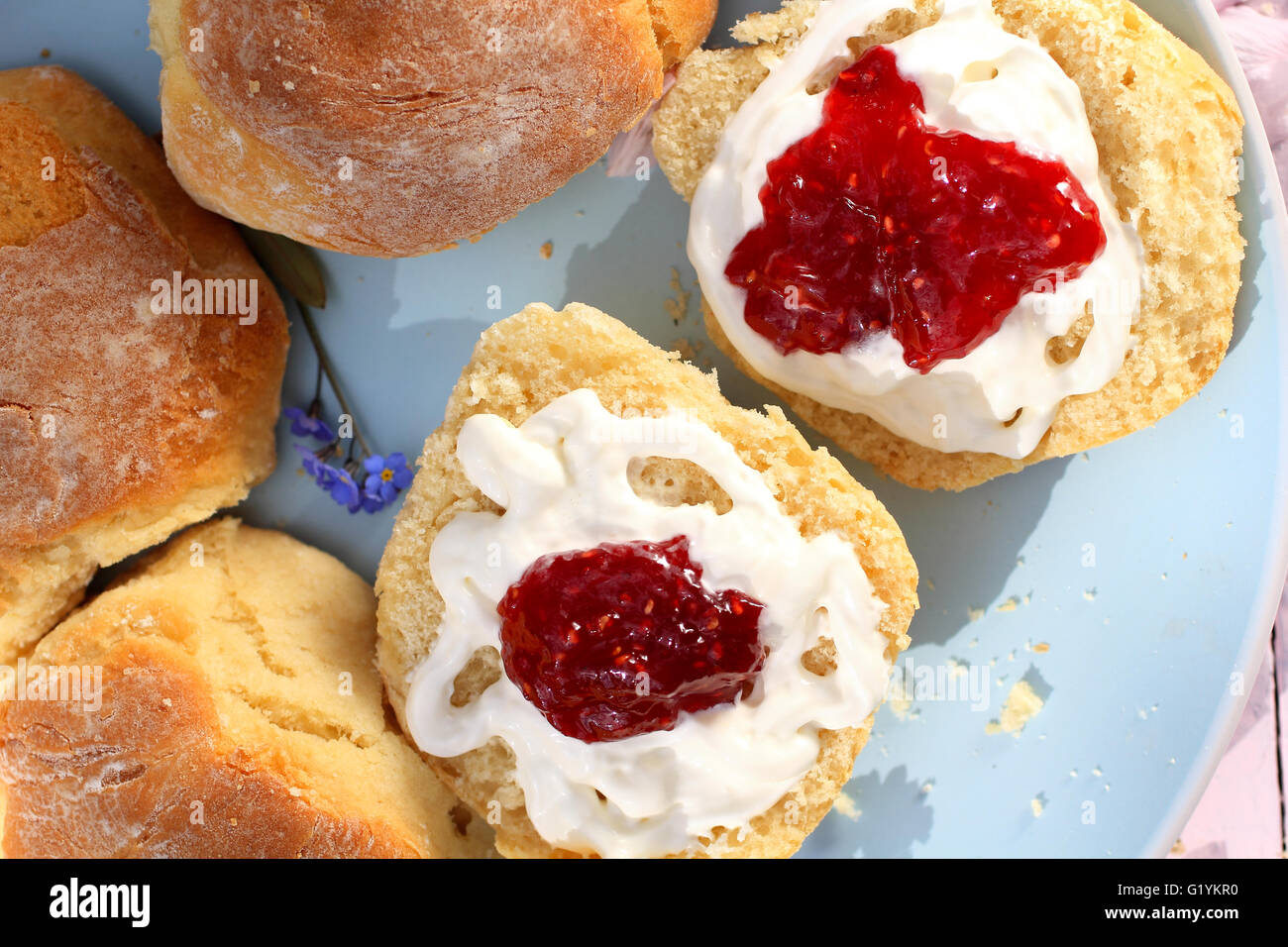 Scones escoceses con crema fresca y mermeladas de frambuesa cerrar Foto de stock