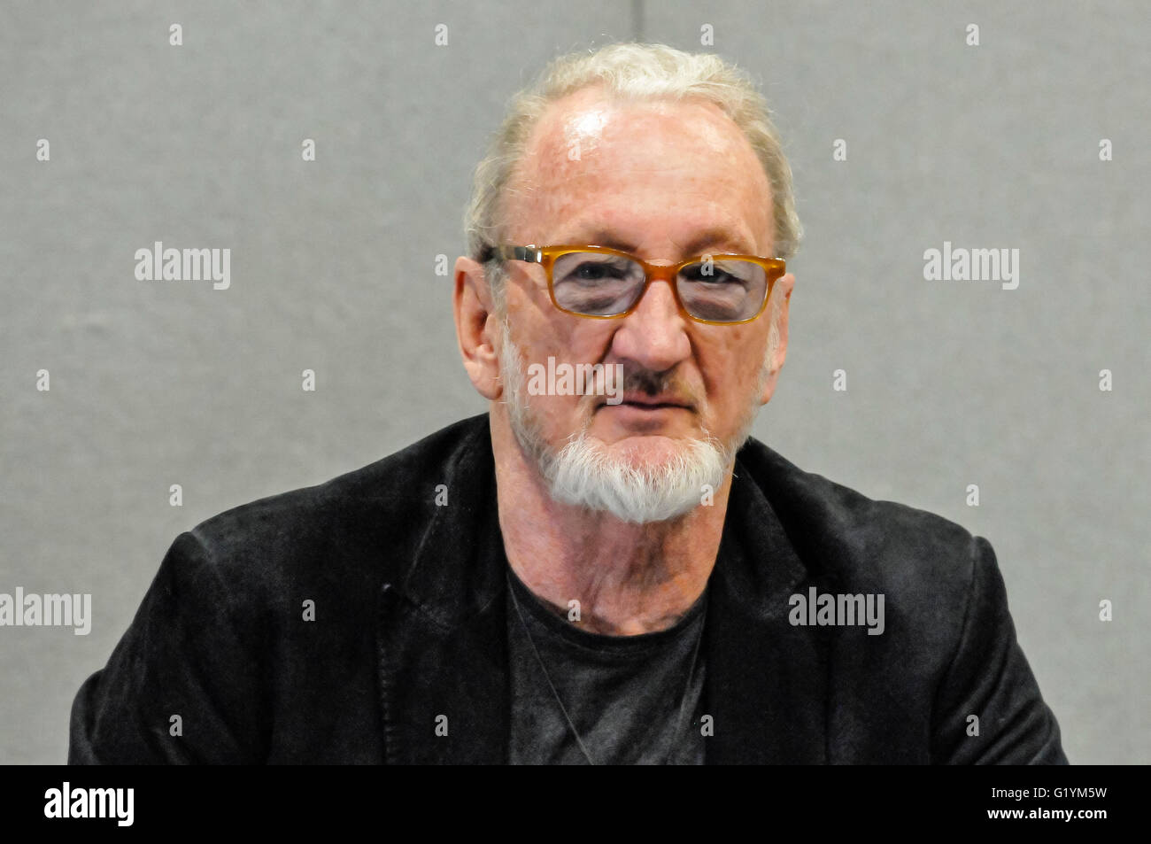 El actor norteamericano Robert Englund, famoso por jugar Freddie Krueger en Pesadilla en Elm Street de películas firma autógrafos en Comicon de Belfast, Irlanda del Norte, 14 de mayo de 2016 Foto de stock