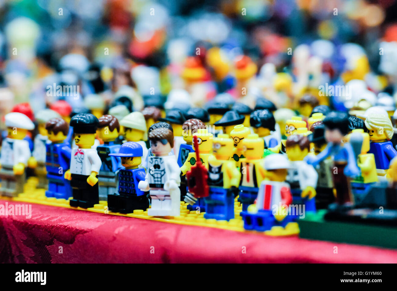 Cientos de personajes Lego en venta a un puesto en el mercado Fotografía de  stock - Alamy
