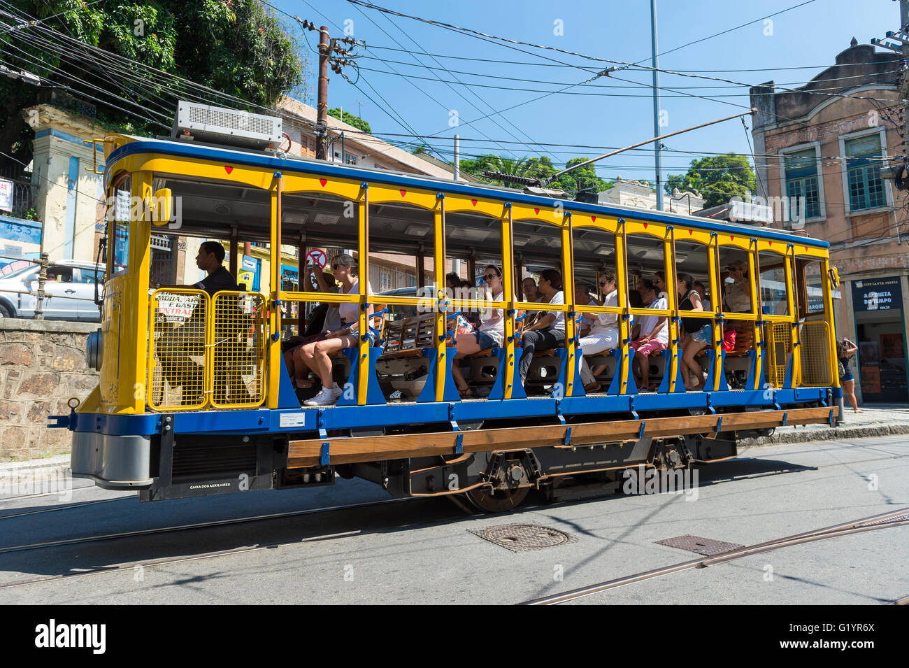 RIO DE JANEIRO - Marzo 28, 2016: Los turistas montar la nueva versión de la icónica bonde tranvía cerca del corazón de Santa Teresa. Foto de stock