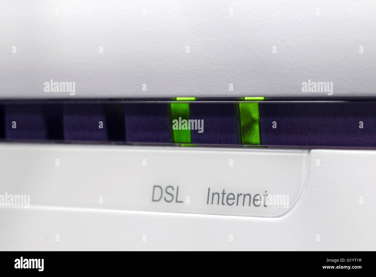 El módem ADSL2+ conectado a internet con luz verde de DSL y de indicadores  de internet Fotografía de stock - Alamy