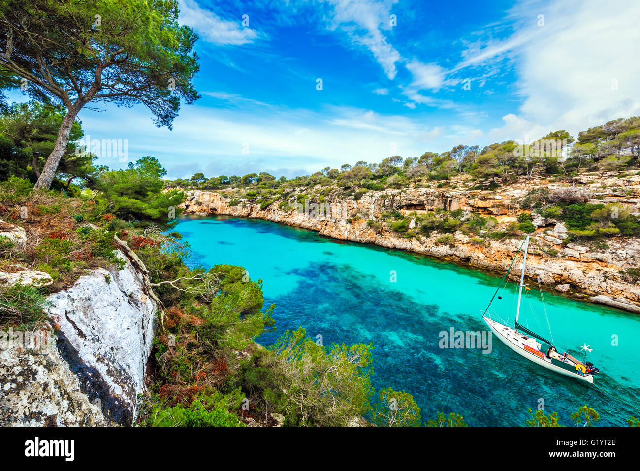 Velero atraque en la idílica Bahía de Cala Pi, Mallorca, España, Europa Foto de stock