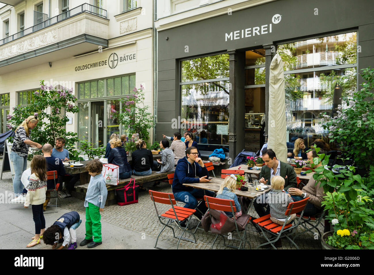Concurrido café en el brunch del fin de semana en Prenzlauer Berg Berlín ALEMANIA Foto de stock