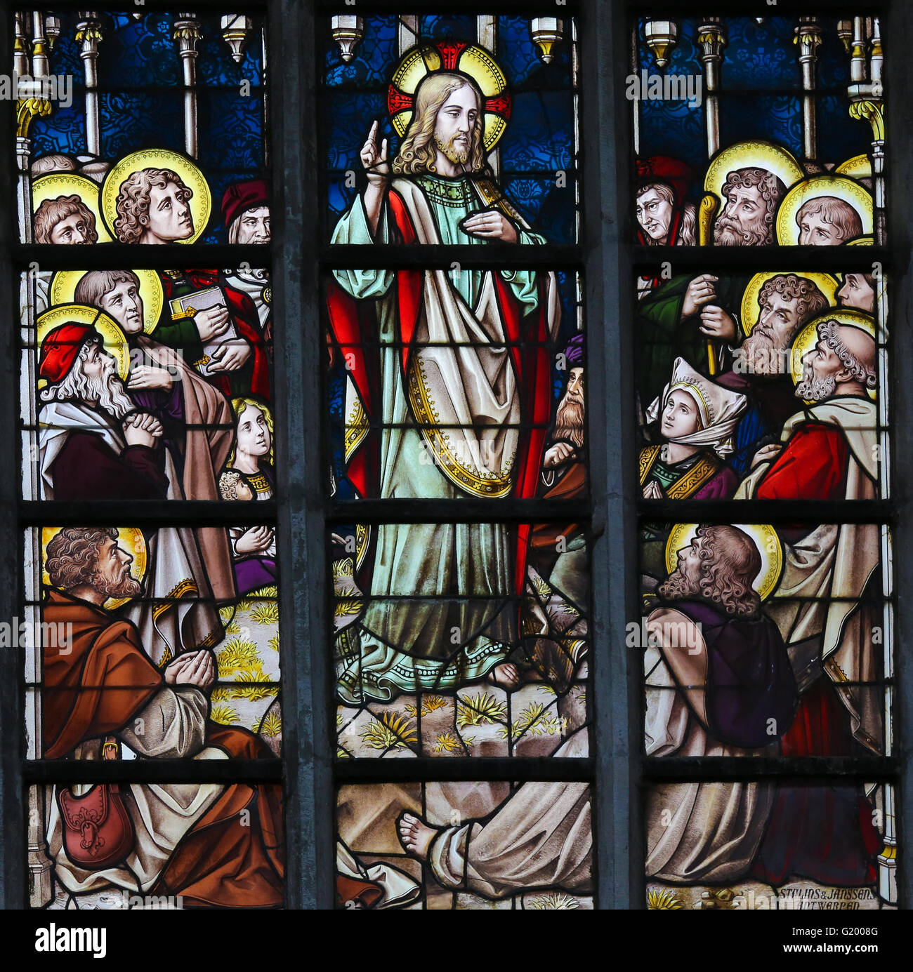 LIER, Bélgica - 16 de mayo de 2015: la vidriera de San Gummarus Iglesia en Lier, Bélgica, representando el Sermón de la montaña Foto de stock