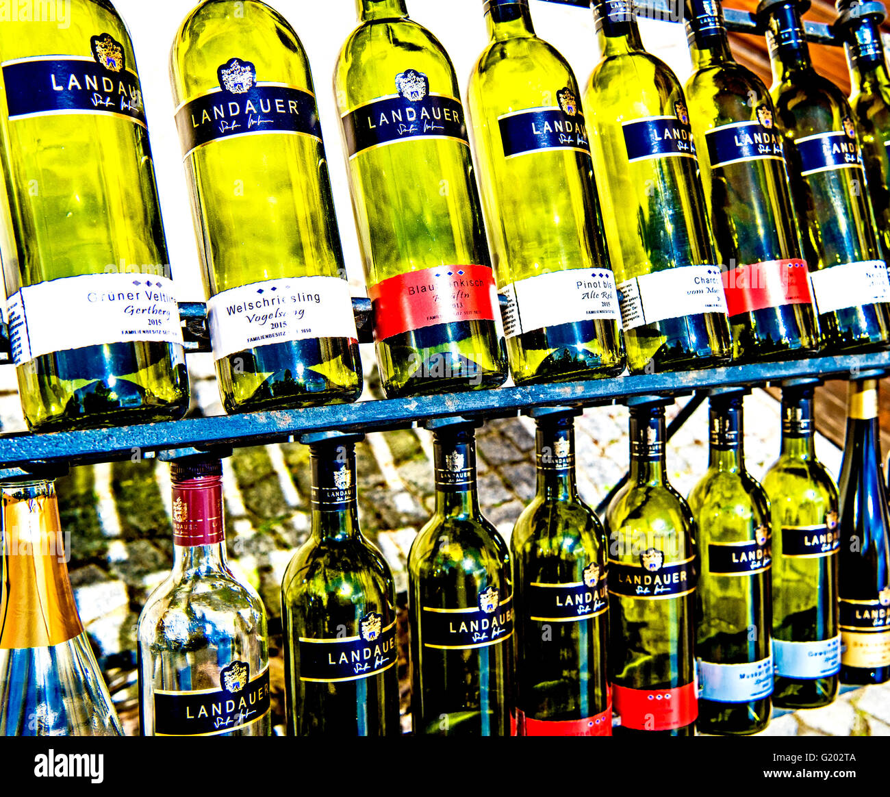 Botellas de vino en la pantalla; angebot von weinflaschen Foto de stock