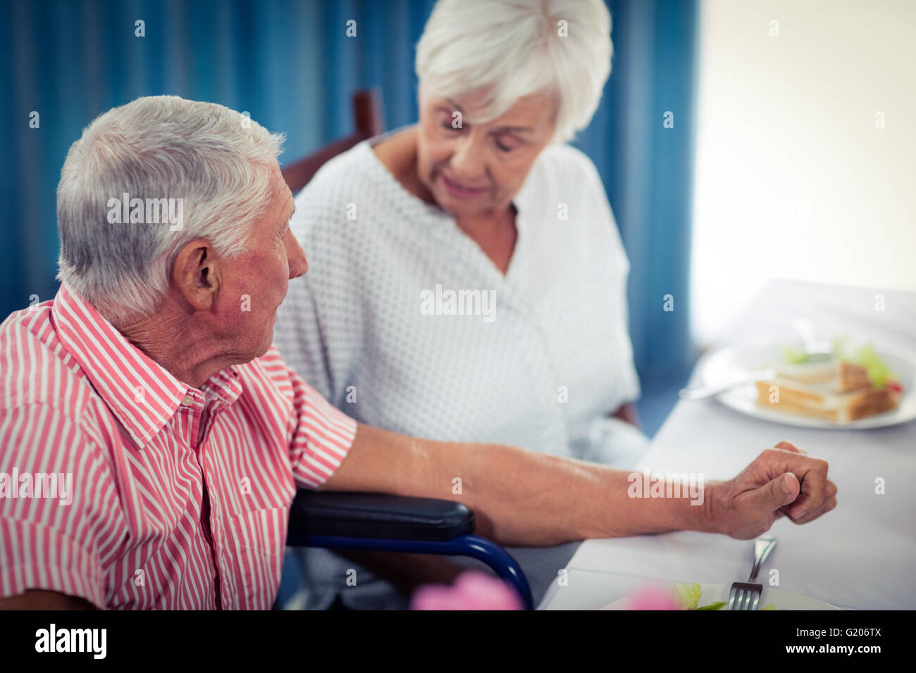 Los pensionistas en el almuerzo Foto de stock