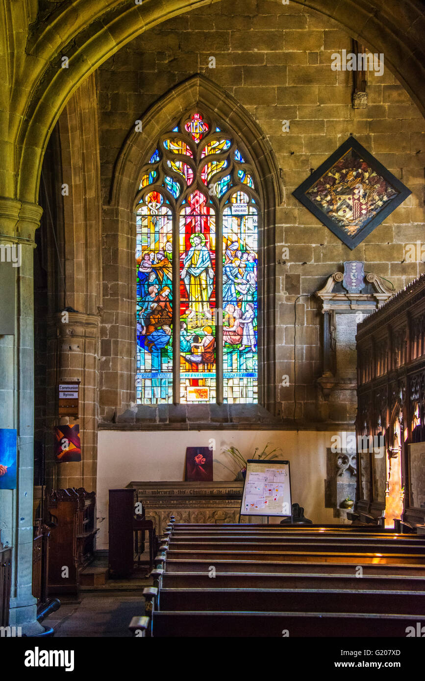 La ventana de Newton, el Lytton capilla, Iglesia Parroquial, Tideswell Tideswell, Derbyshire Foto de stock