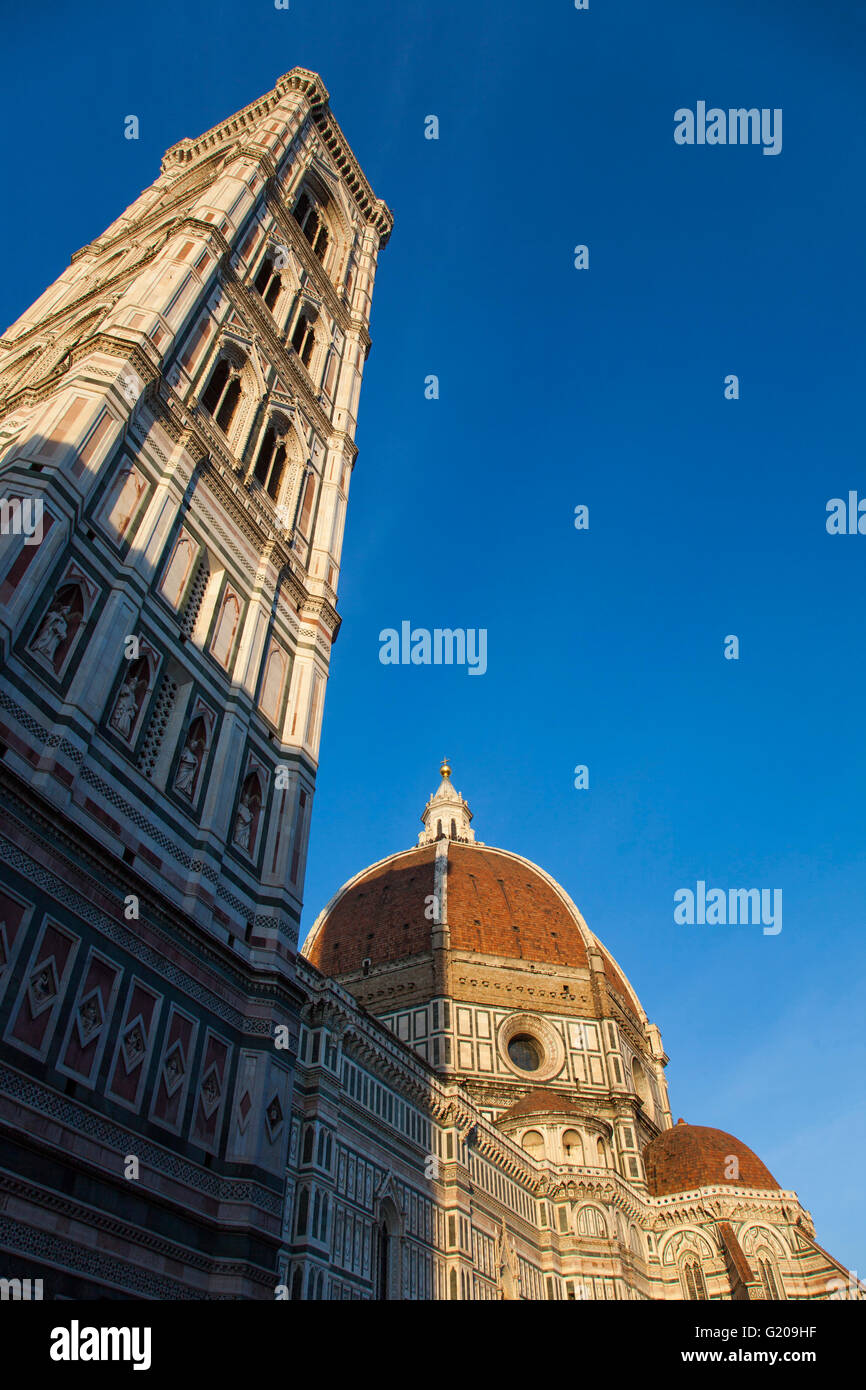 Italia, Toscana, Florencia, el Campanario de Giotto y de la Catedral de Florencia. Foto de stock