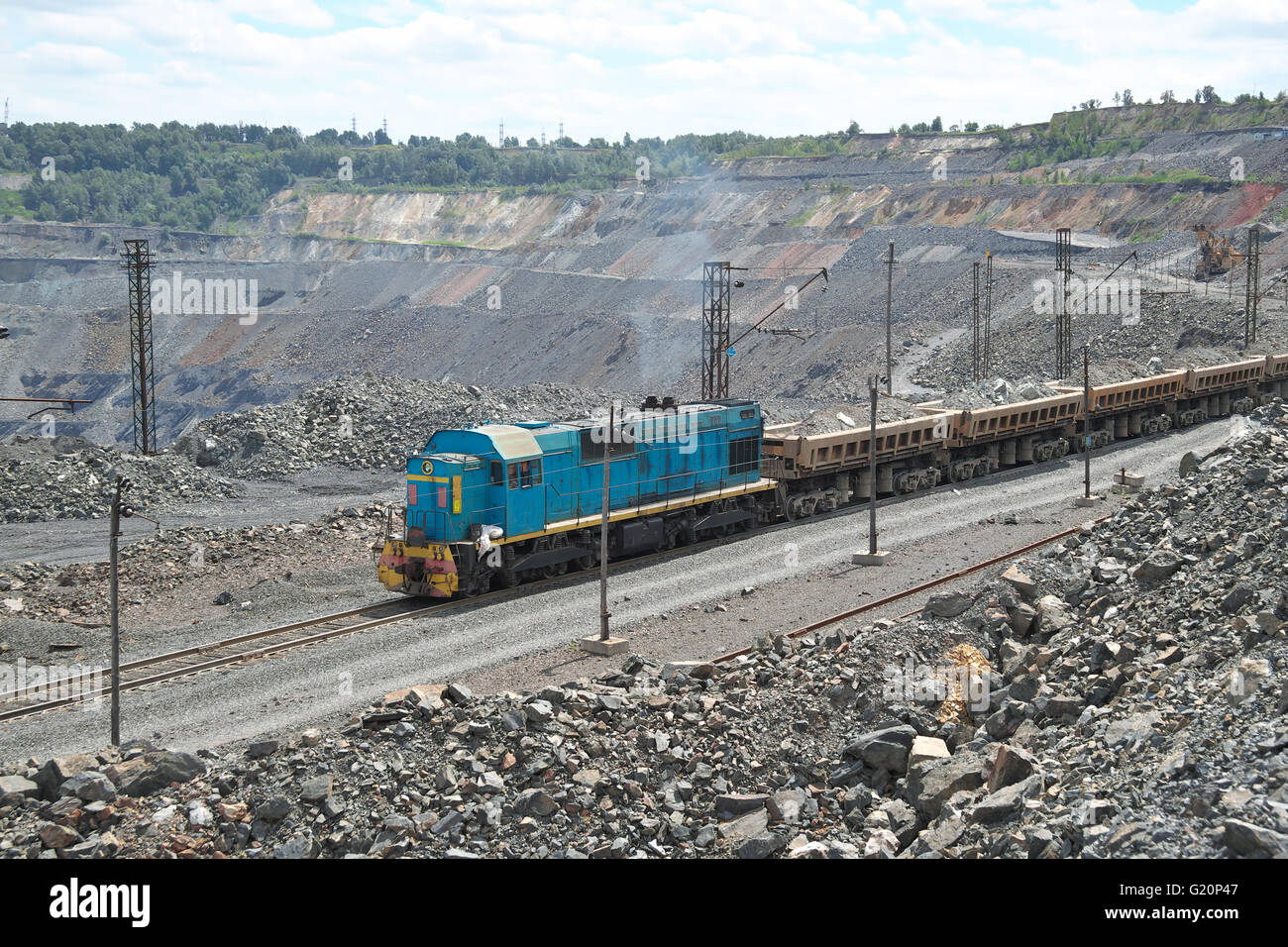 Tren entrega de mineral de hierro en la minería a cielo abierto de mineral de hierro Foto de stock