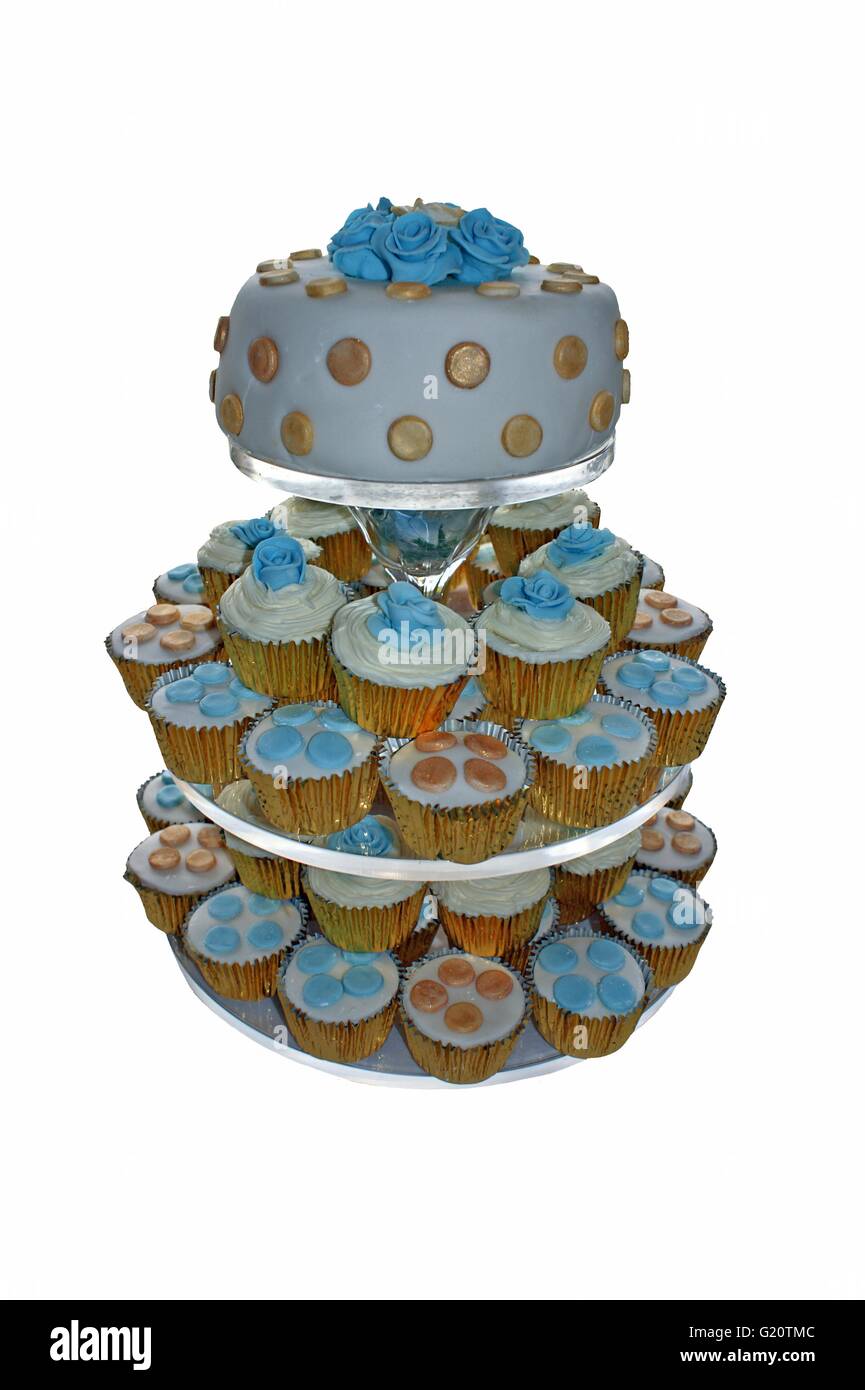Recorte de un pastel de cumpleaños o un pastel de bodas, pequeños pasteles decorados  mini tortas decoradas y una tarta para grandes celebraciones del partido  Fotografía de stock - Alamy