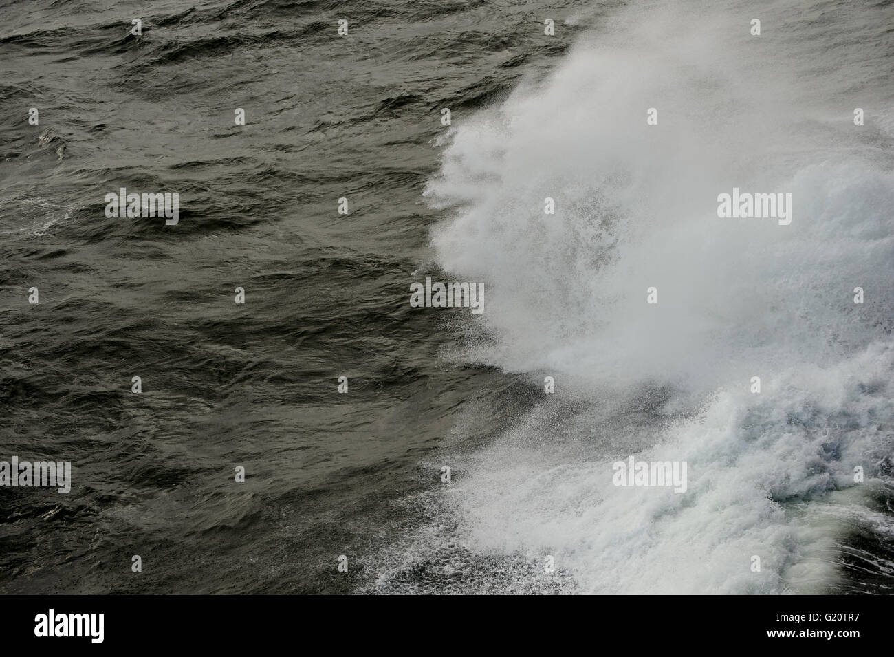 Ondas en el lateral de un buque en el mar Foto de stock