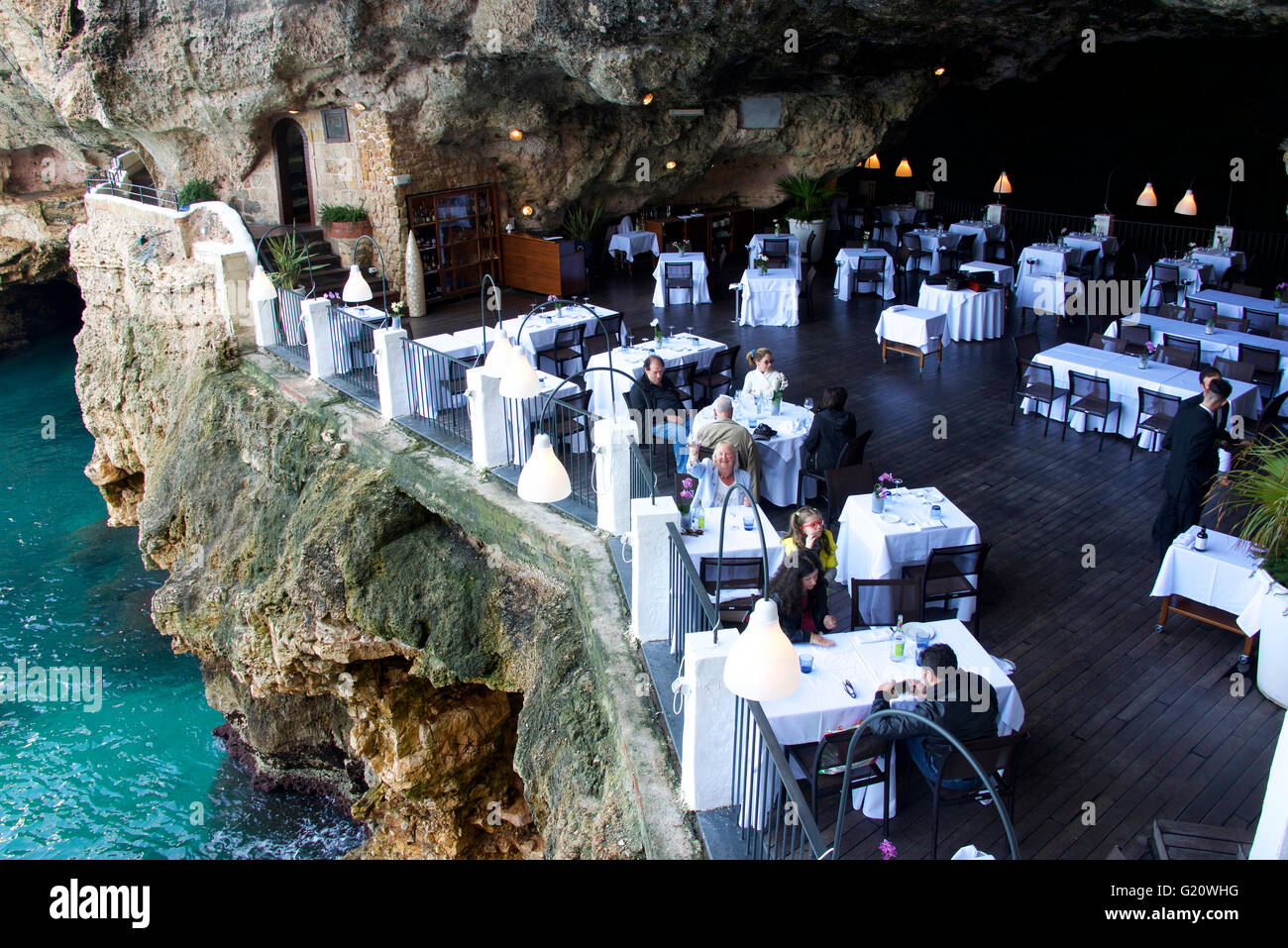 La famosa Grotta Palazzese restaurante, situado en una cueva en los acantilados en Polignano a Mare, Puglia, Italia Foto de stock