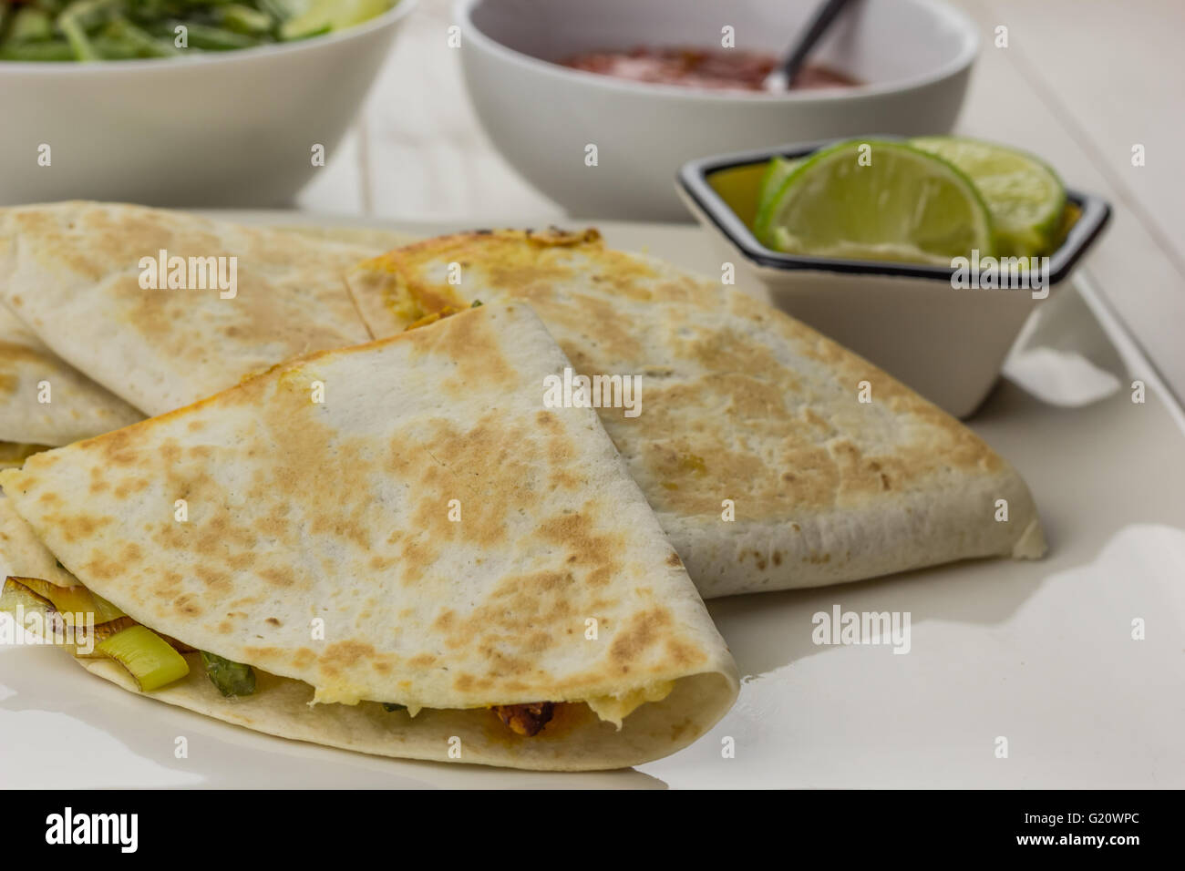 Quesadillas Mexicanas con pollo, judías verdes ensalada y salsa en una