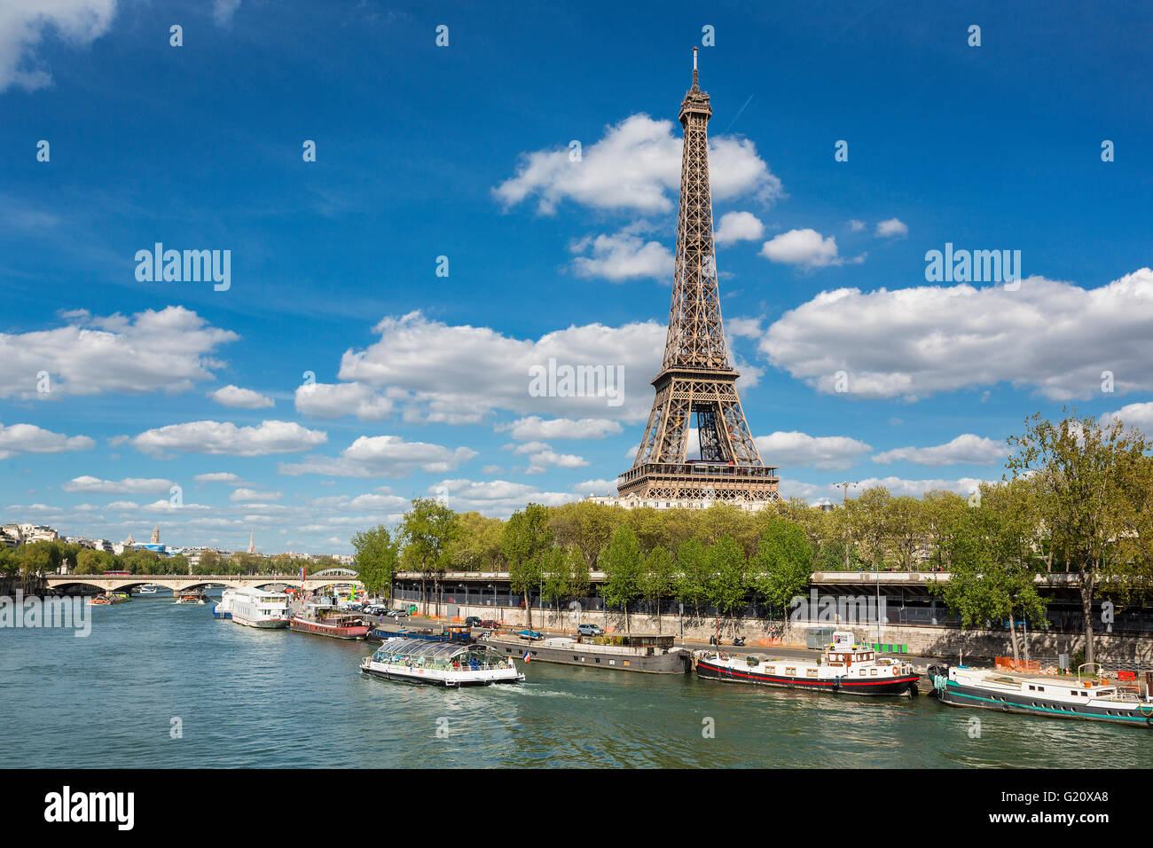 París, vista sobre la torre Eiffel y el río Sena Foto de stock