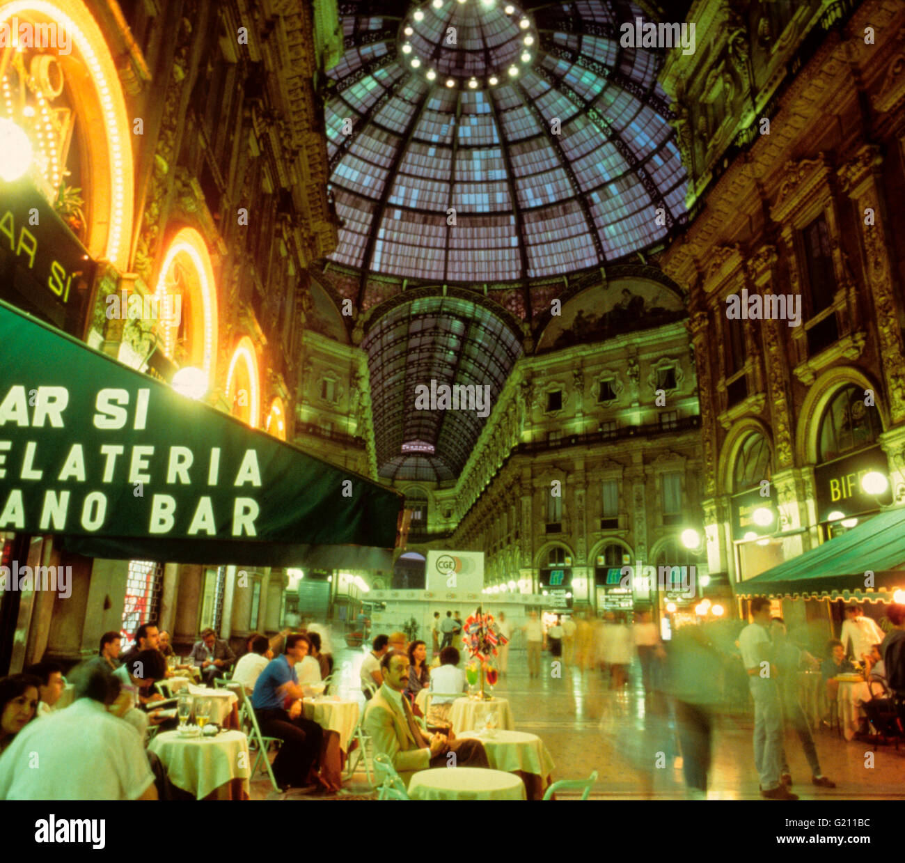 Italia, Milán, cafe' en la Galleria, una cúpula de cristal, tiendas de café, los turistas, turismo, café, espresso, glamour, glamour, Crepúsculo, Foto de stock