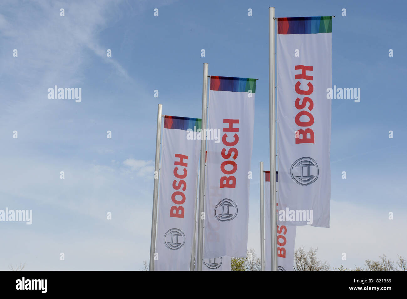 Banderas con el nuevo logotipo de Bosch volando delante del Campus de Bosch en Renningen, Alemania, el 22 de abril de 2016. Foto: FRANZISKA KRAUFMANN/dpa Foto de stock