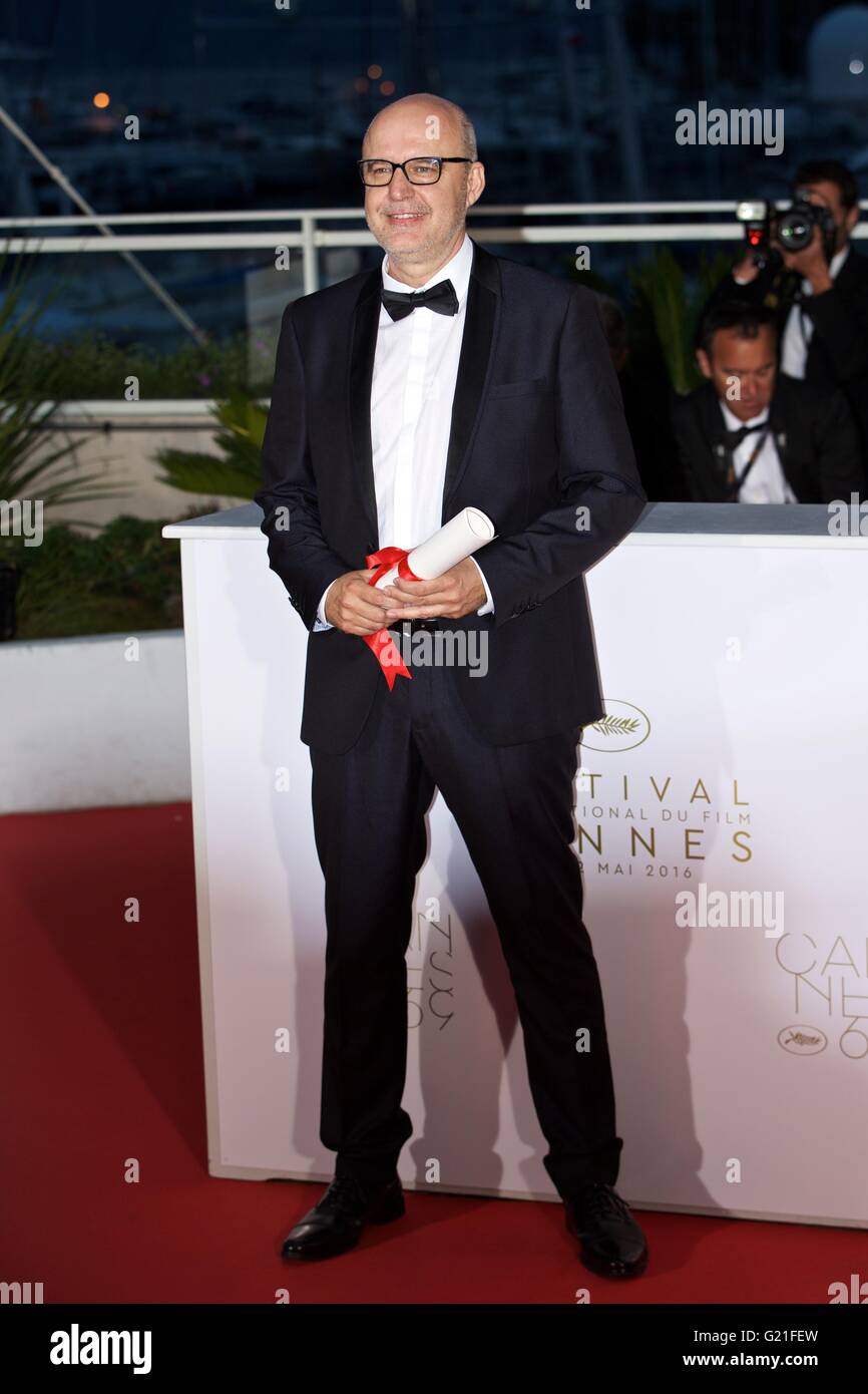 El Festival de Cannes. 22 de mayo de 2016. El director español Juanjo Gimenez plantea después fue galardonado con el premio Palme d'Or al mejor cortometraje para la película "Timecode" durante un photocall en el 69º Festival de Cine de Cannes en Cannes, en el sur de Francia el 22 de mayo de 2016. Crédito: Jin Yu/Xinhua/Alamy Live News Foto de stock