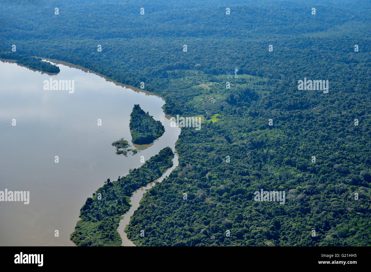 Vista aérea, pueblo indígena Sawle Muybu, pueblo de Mudndururú, en el recodo del río río Tapajos, selva amazónica, Itaituba Foto de stock