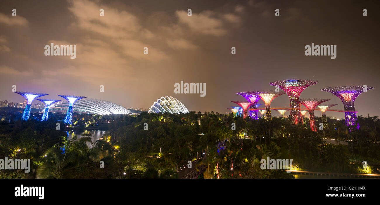 Iluminado por la noche Super Árboles, jardines junto a la bahía, Singapur Foto de stock