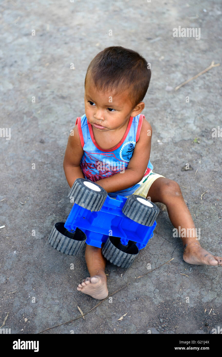 Niño indígena con el tractor, aldea Sawrey Jaybu, territorio de los indios Mundurukú, Sawrey Muybu, el río Tapajos Foto de stock