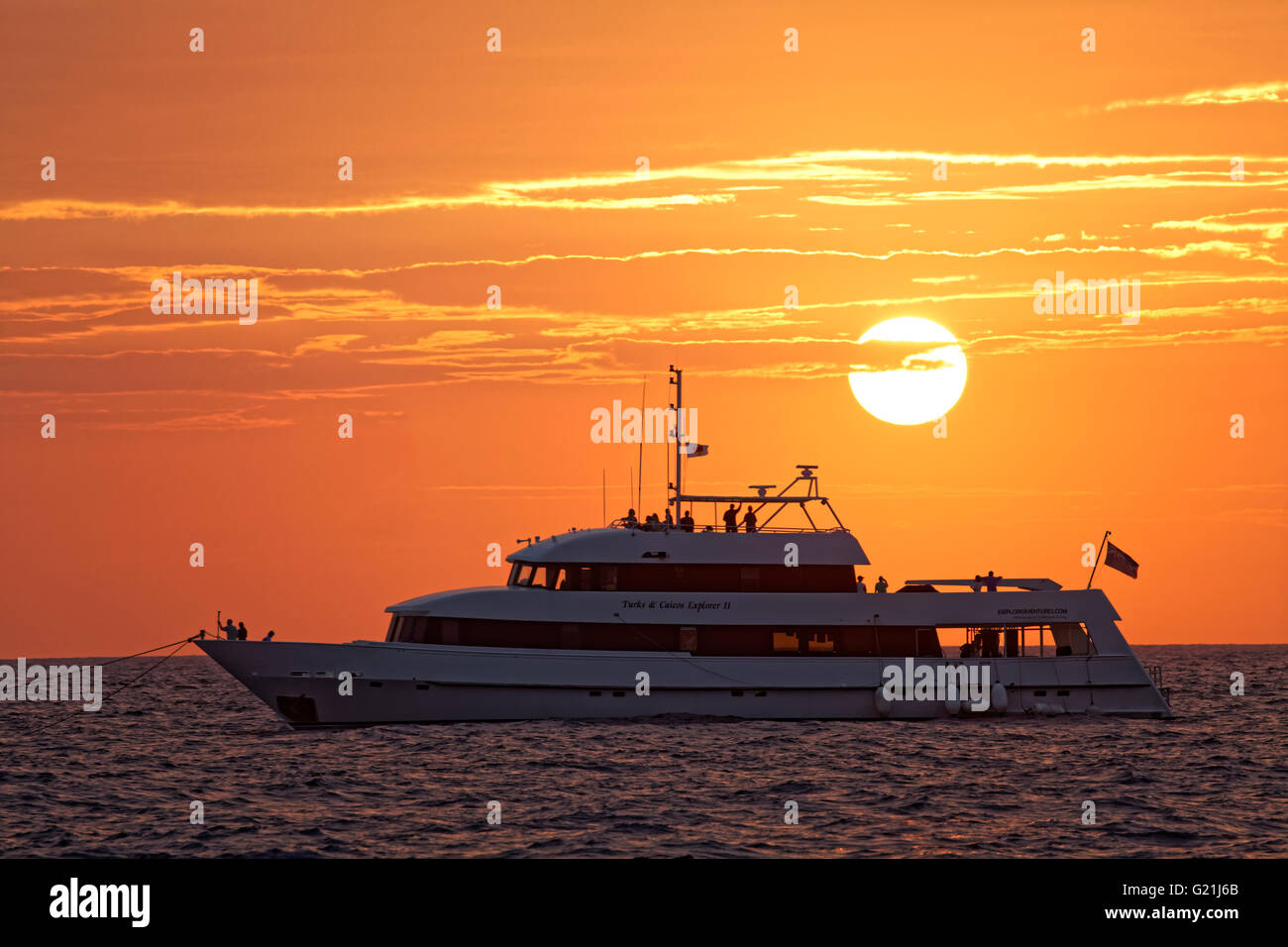 Avistamiento de ballenas y el buceo buque Turks & Caicos Explorer II, puesta de sol, Banco de plata, plata y Navidad Santuario del banco Foto de stock