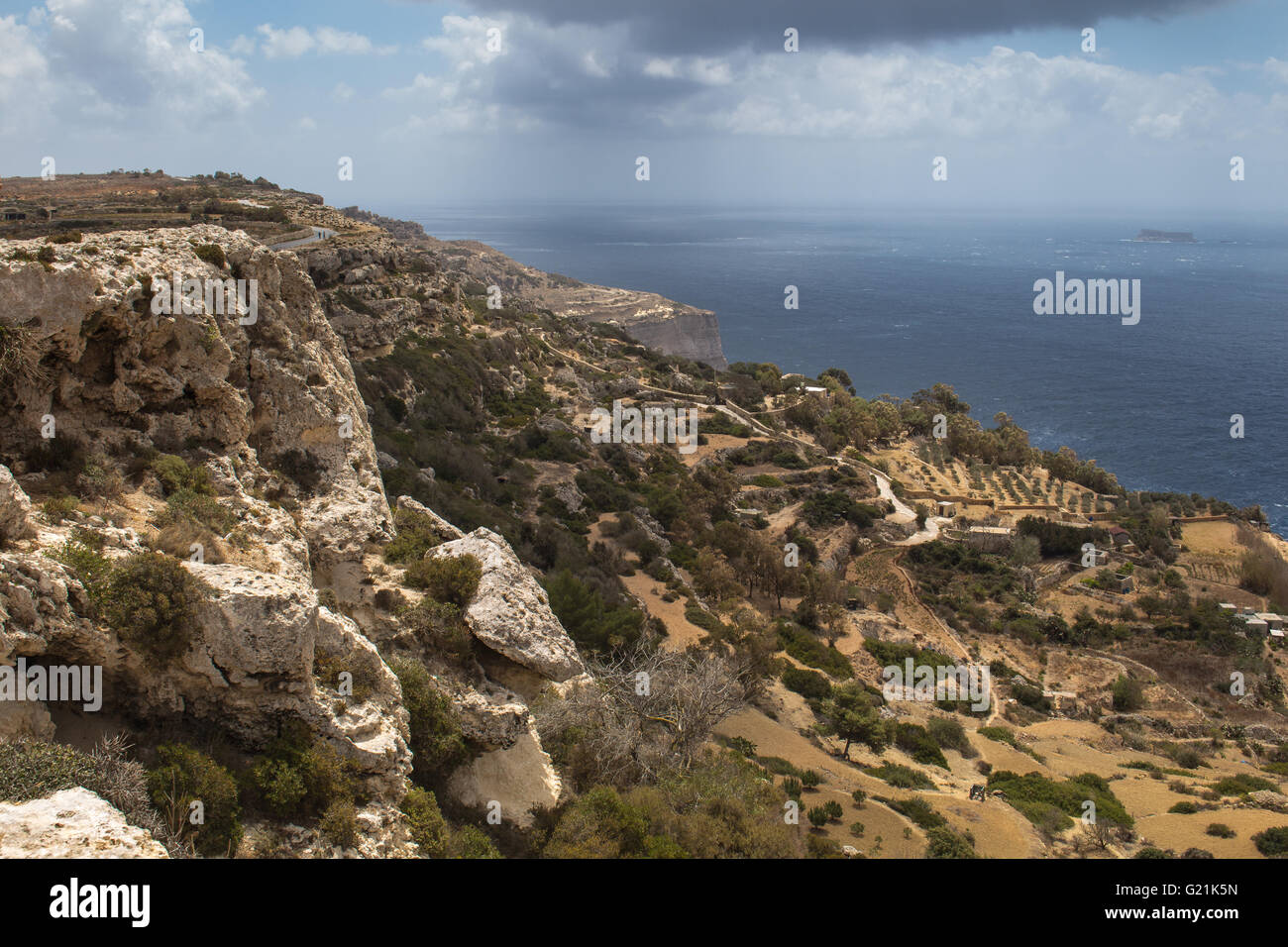 Los acantilados de Dingli, uno de los más bellos lugares de la costa de la isla de Malta. El agua del mar Mediterráneo. Cielo nublado Foto de stock